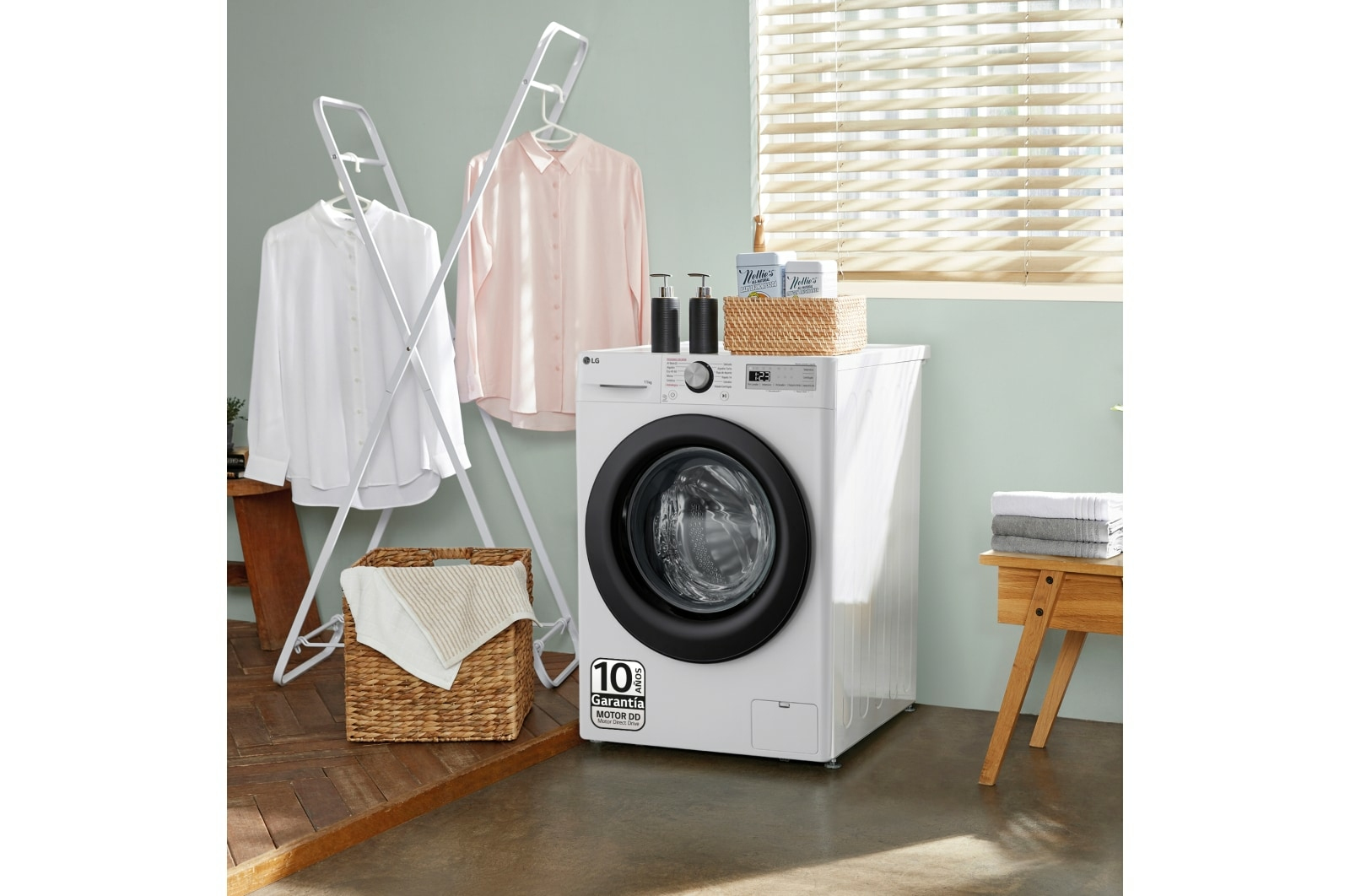 Biała pralka z ustawieniem prania. Biała koszula, kosz i akcesoria. Zielona ściana.