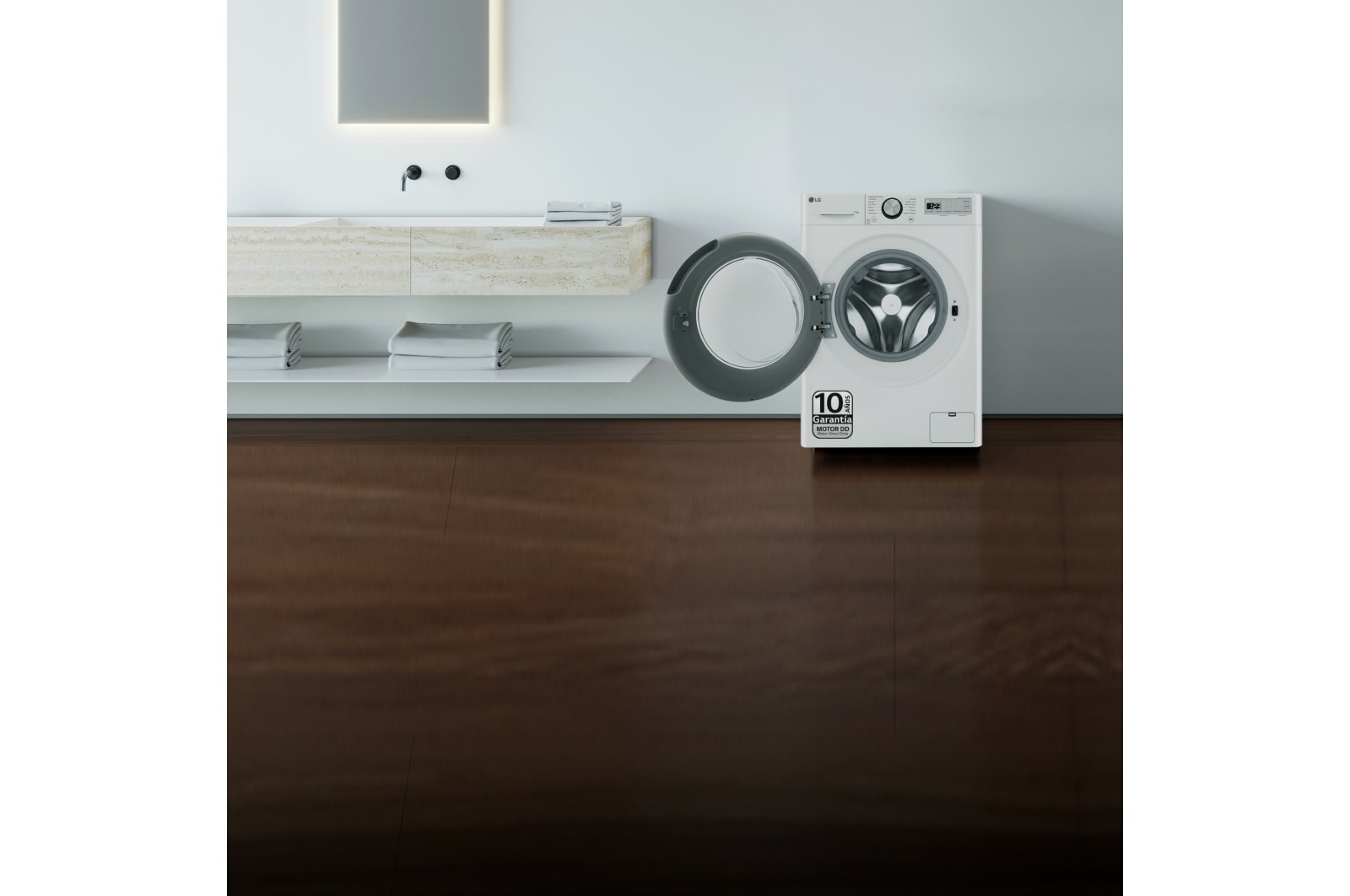 Pralka stoi w łazience. Lustro i półka są nad nią. Podłoga jest z ciemnego drewna.