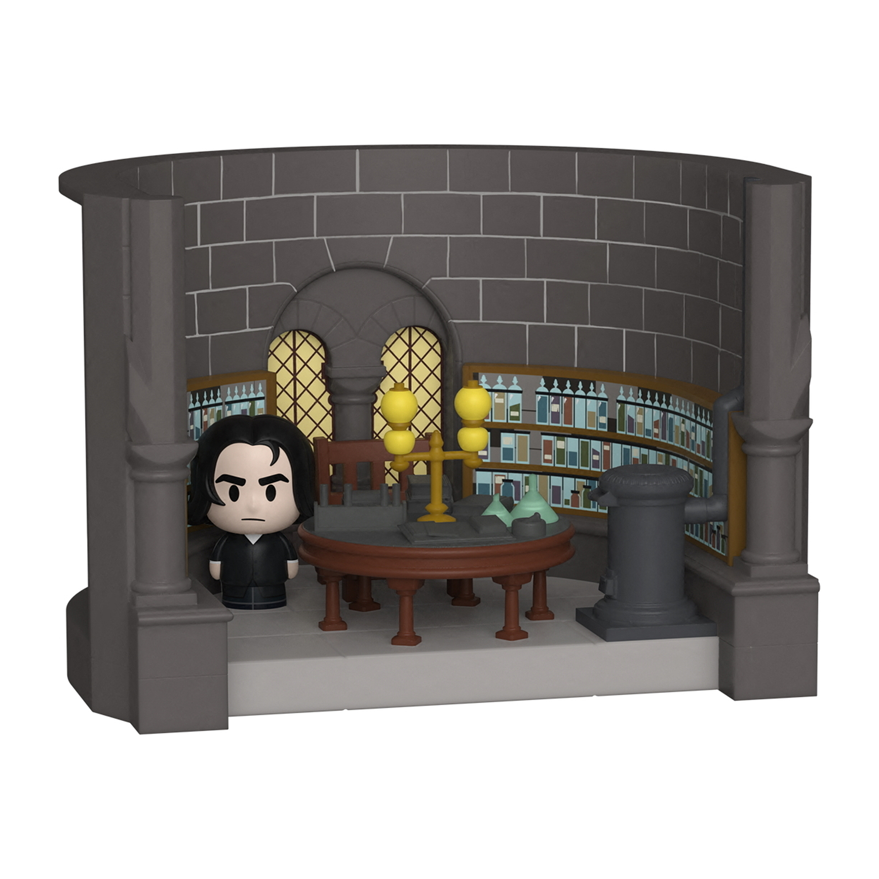 Figurka Funko Pop Snape w dioramie klasy Hogwartu. Stoi obok stołu i regału na książki.