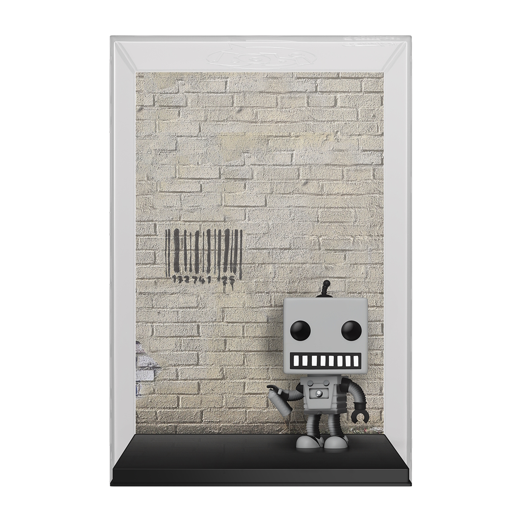 Una figura giocattolo a forma di robot in una vetrina con uno sfondo di muro di mattoni e graffiti.