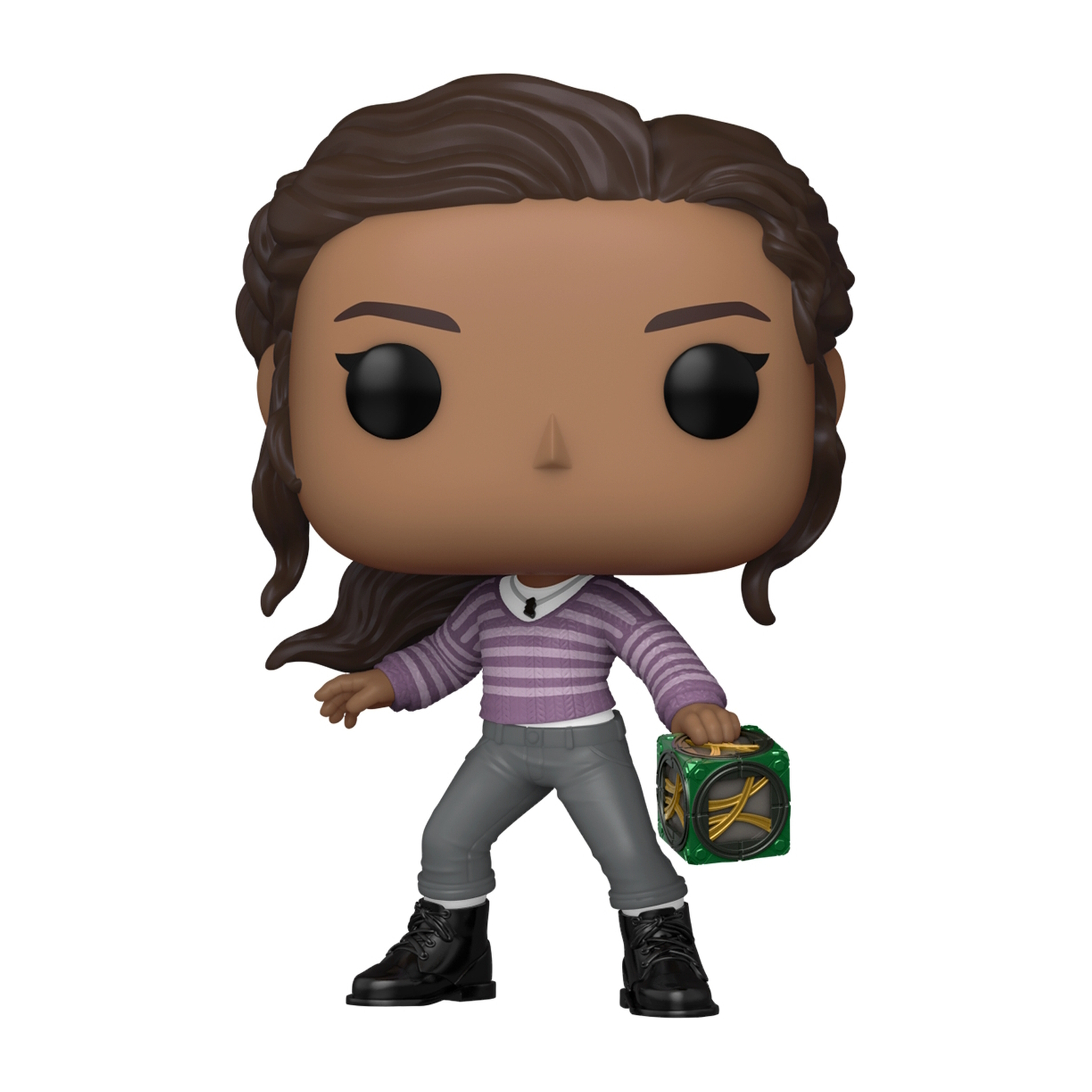 Una figura Funko Pop de una mujer sosteniendo un cubo verde. Lleva una camisa a rayas y pantalones grises.