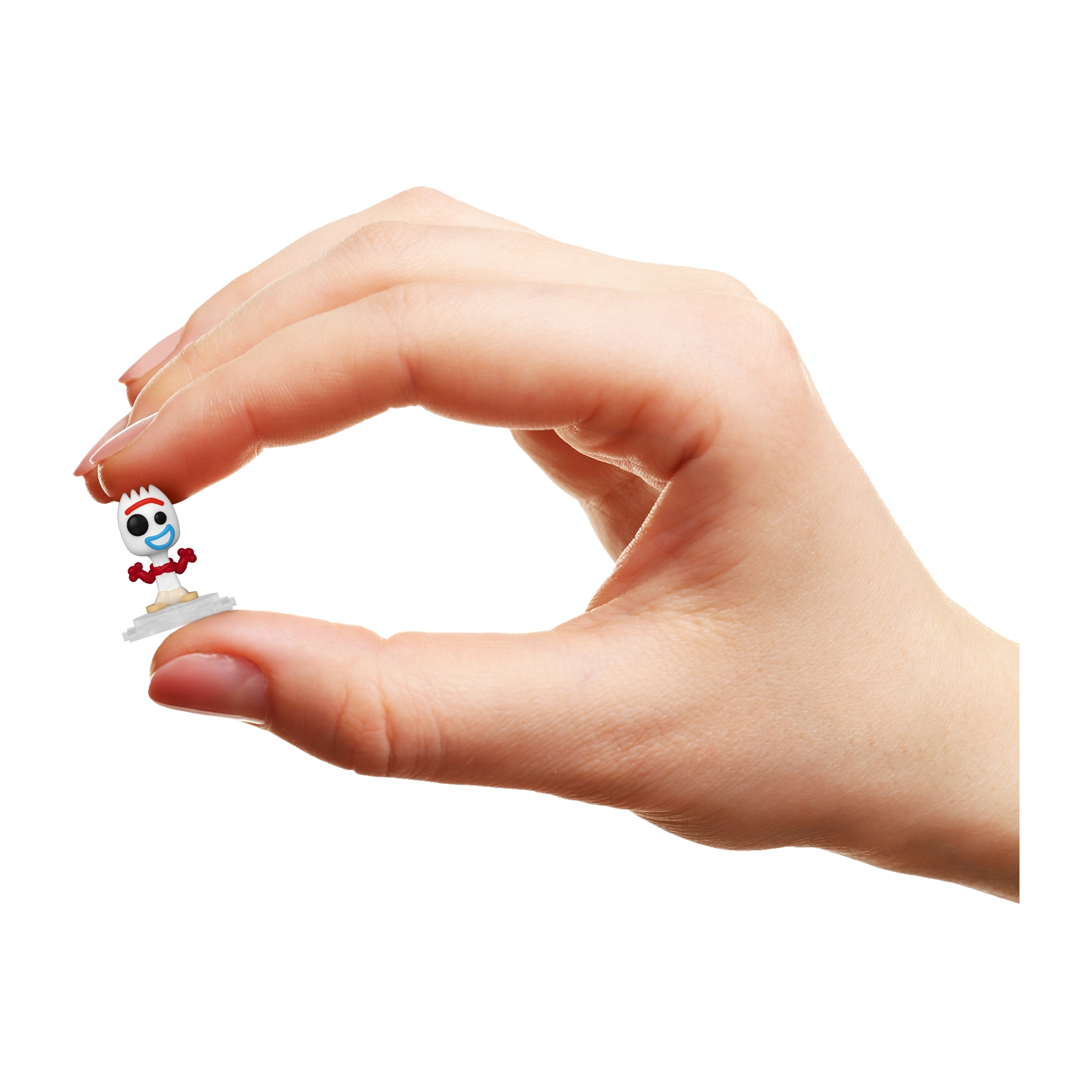 Una mano che tiene un piccolo giocattolo Forky di Toy Story.