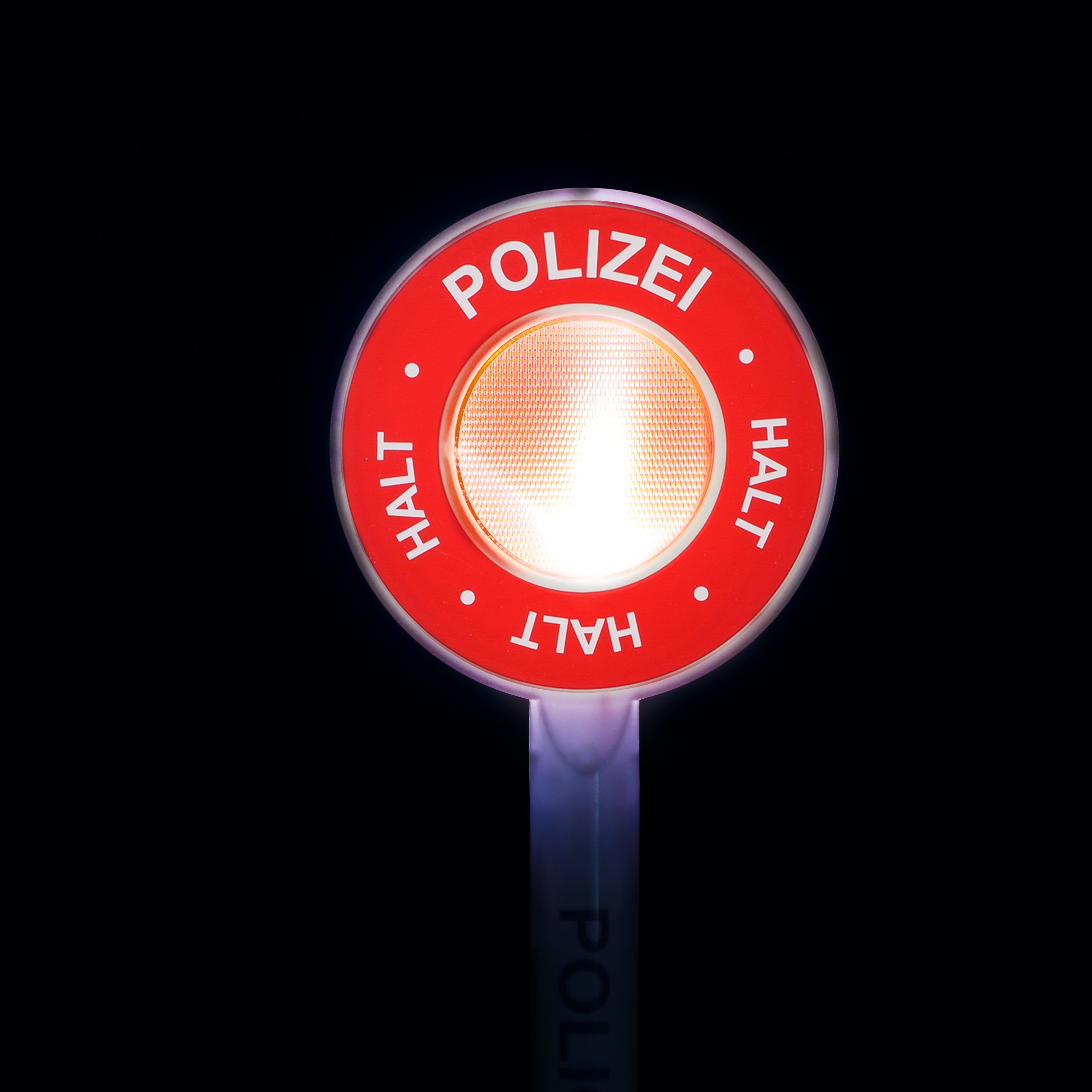 Ein rot-weißes Stoppschild mit dem weißen Wort POLIZEI.