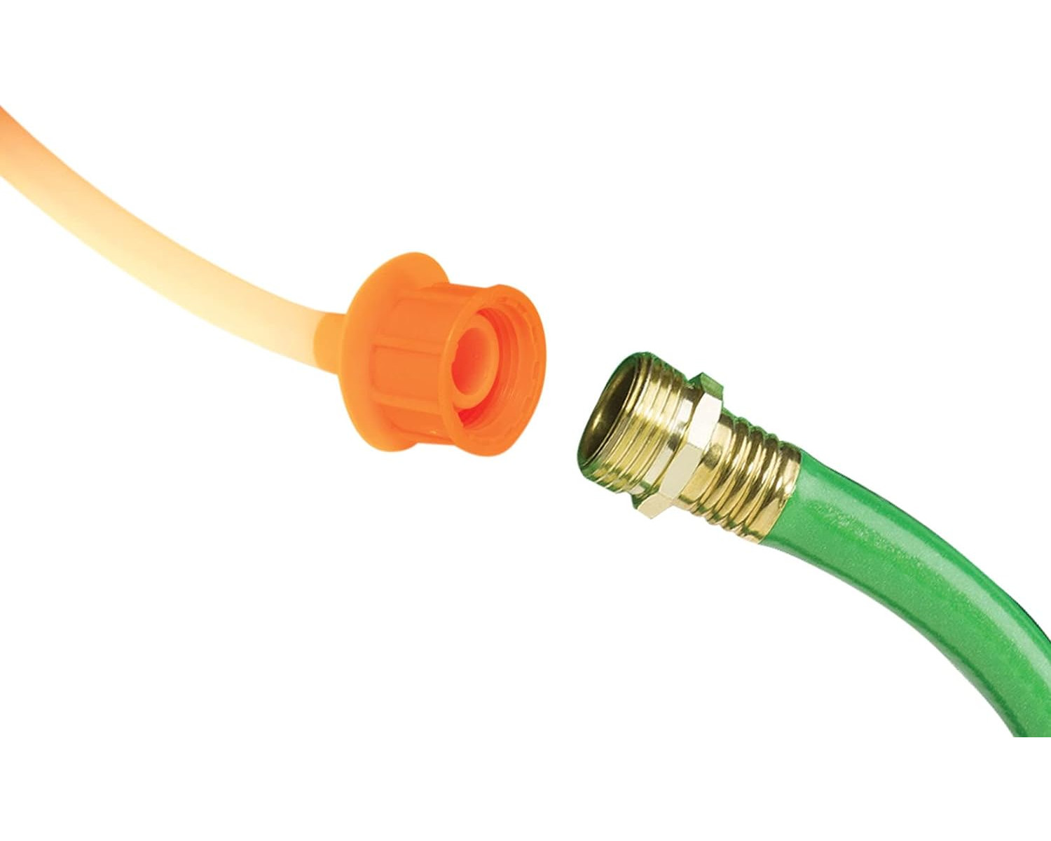 Nahaufnahme eines Gartenschlauchs, der angeschlossen wird. Ein orangefarbener Stecker und der grüne Schlauch sind sichtbar.