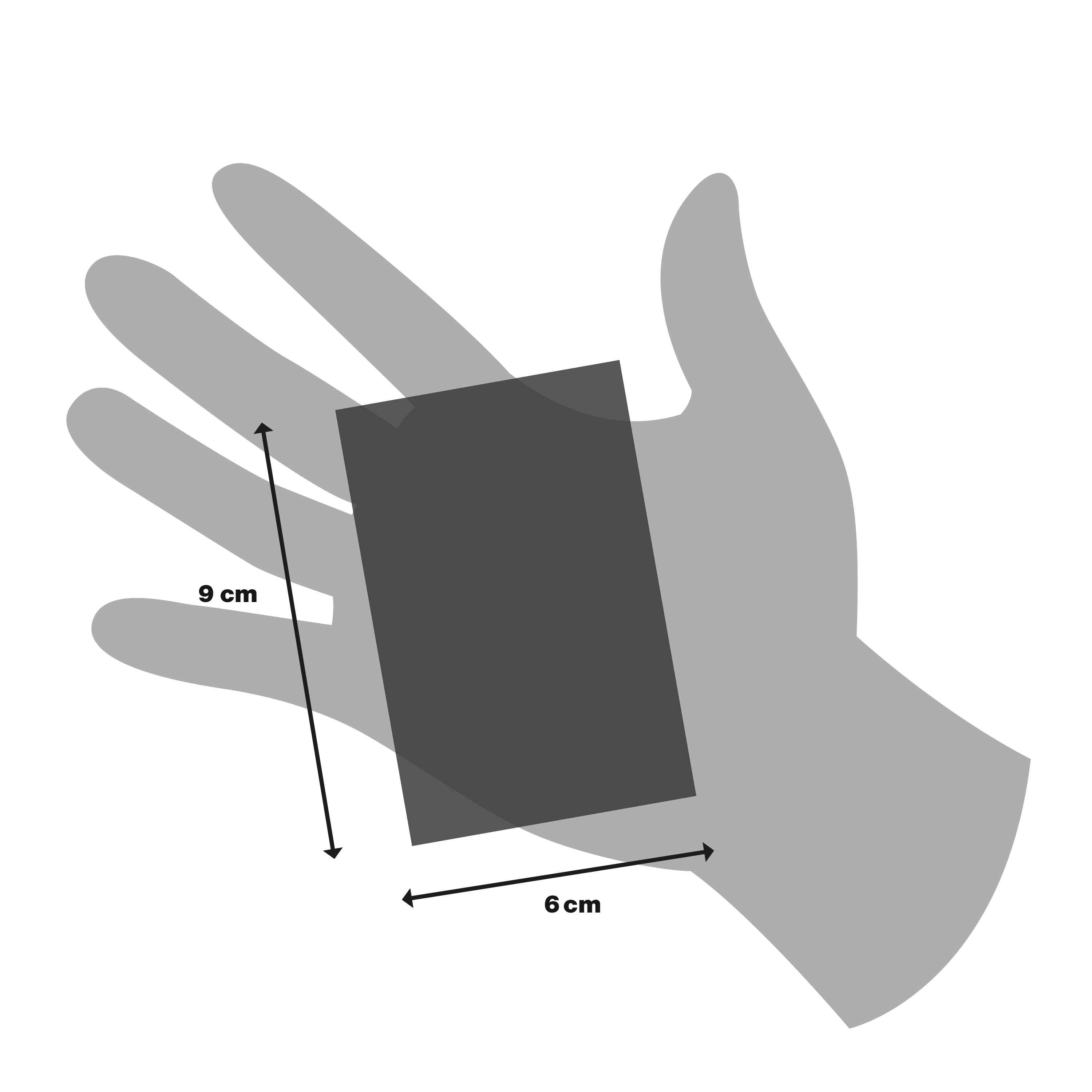 Eine Hand, die ein schwarzes Rechteck hält. Das Rechteck ist 9 cm lang und 6 cm breit.