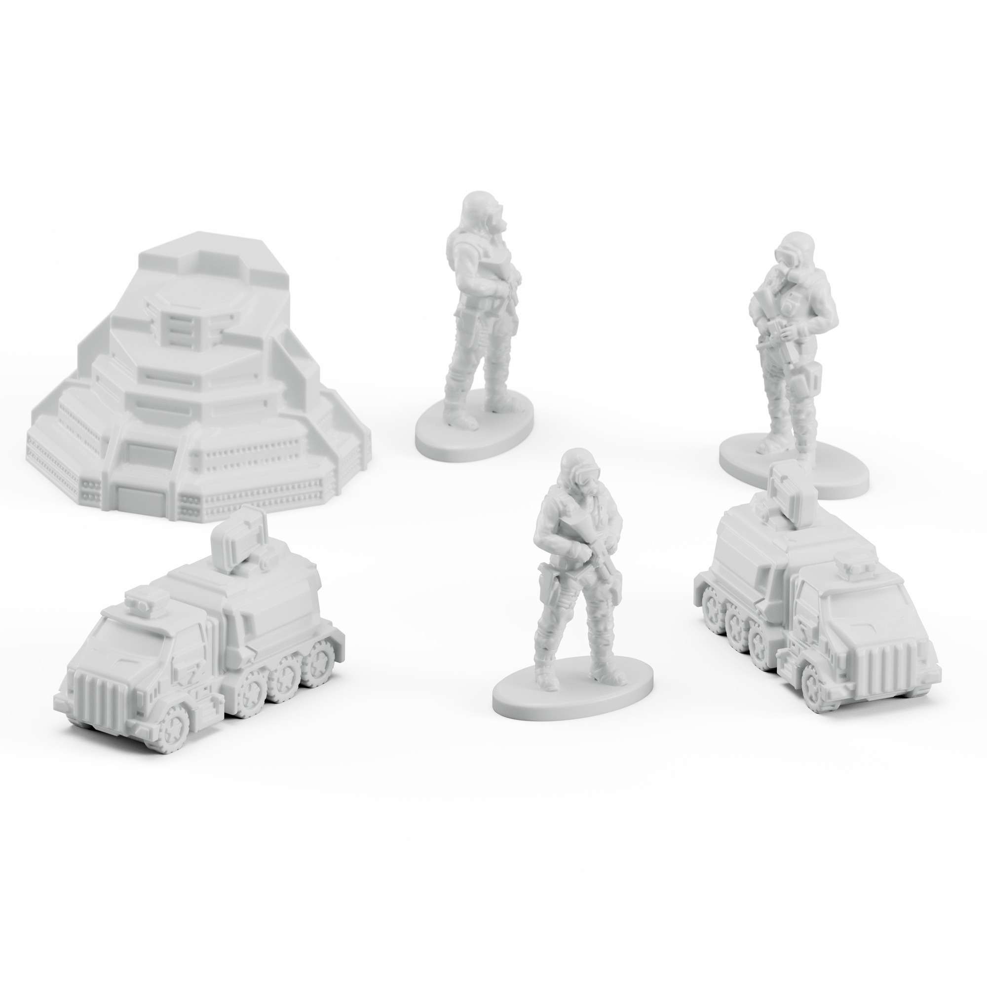 Weiße Spielzeugsoldaten, Fahrzeuge und eine Struktur. Figuren in verschiedenen Posen. Weißer Hintergrund.