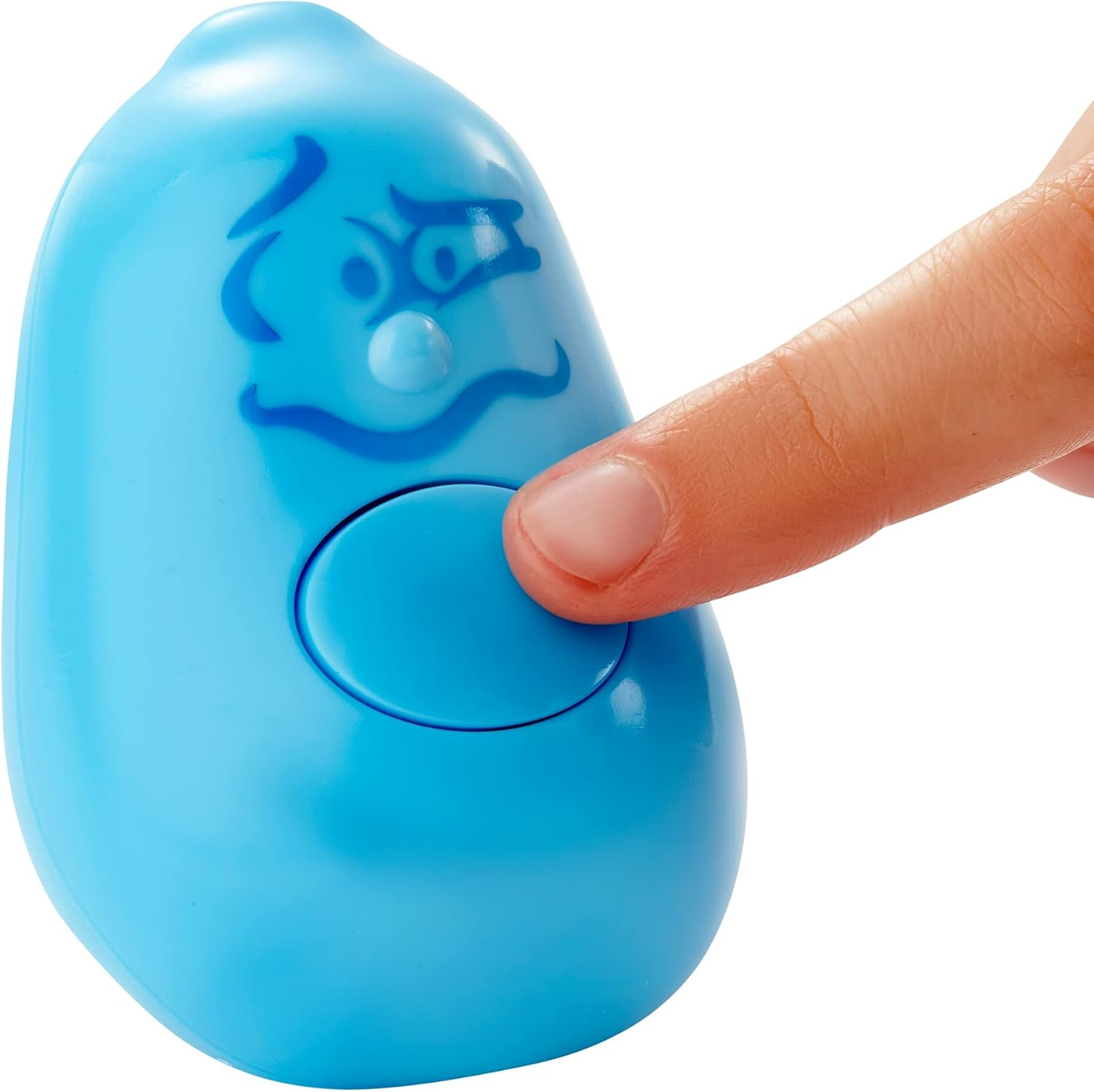 Ein blaues Plastikspielzeug mit einem Gesicht und einem Knopf. Ein Finger drückt den Knopf.