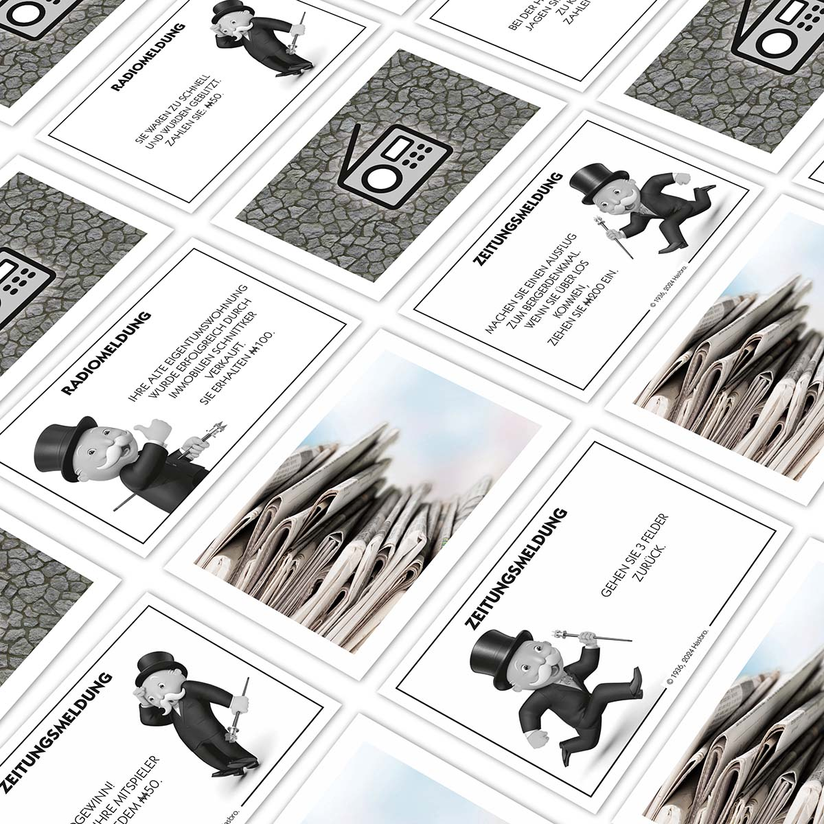 Monopoly-Spielkarten sind auf einer weißen Oberfläche verstreut, mit Cartoonfiguren und Text.
