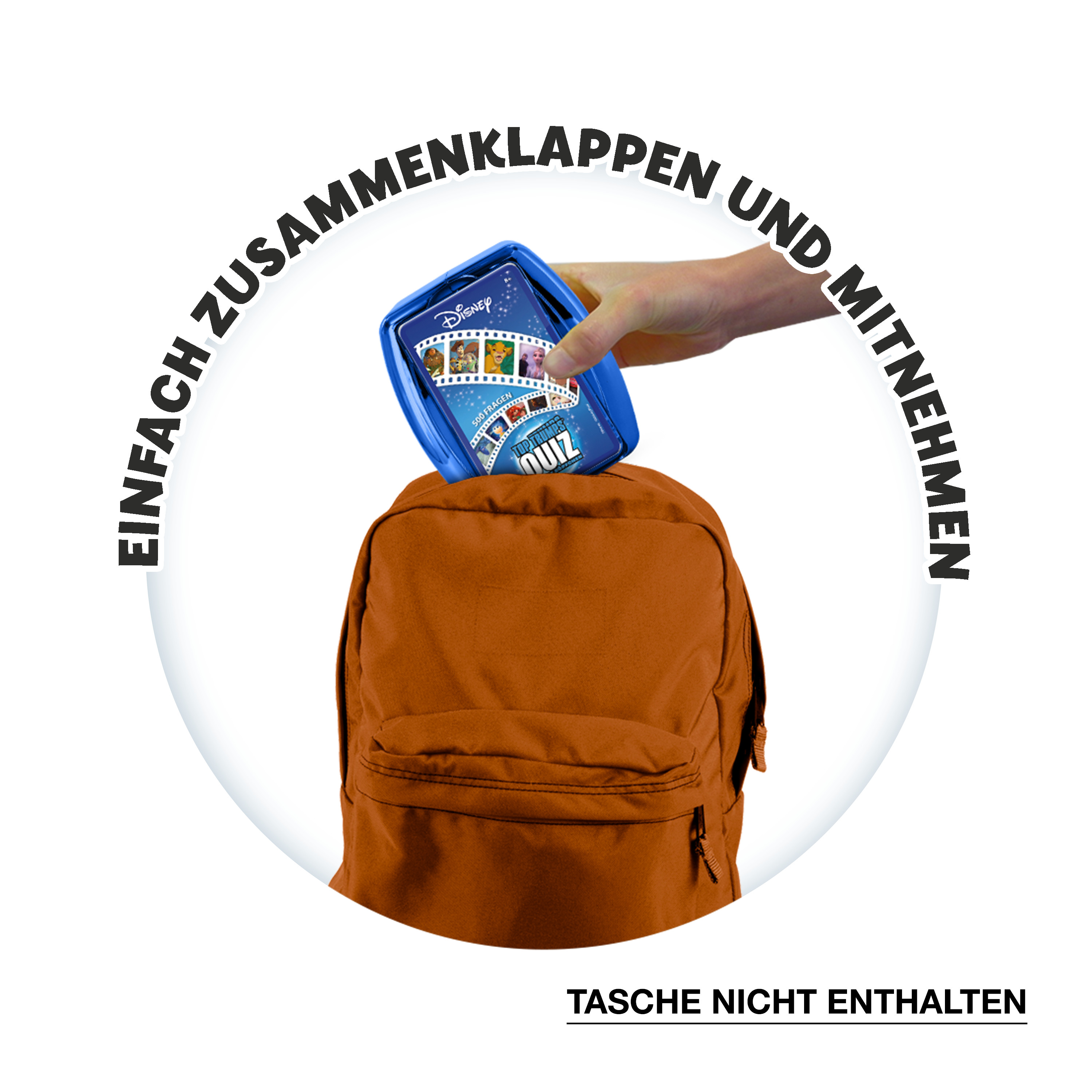 Personne tenant une boîte de jeu de quiz Disney bleue, avec un sac à dos et fond blanc.
