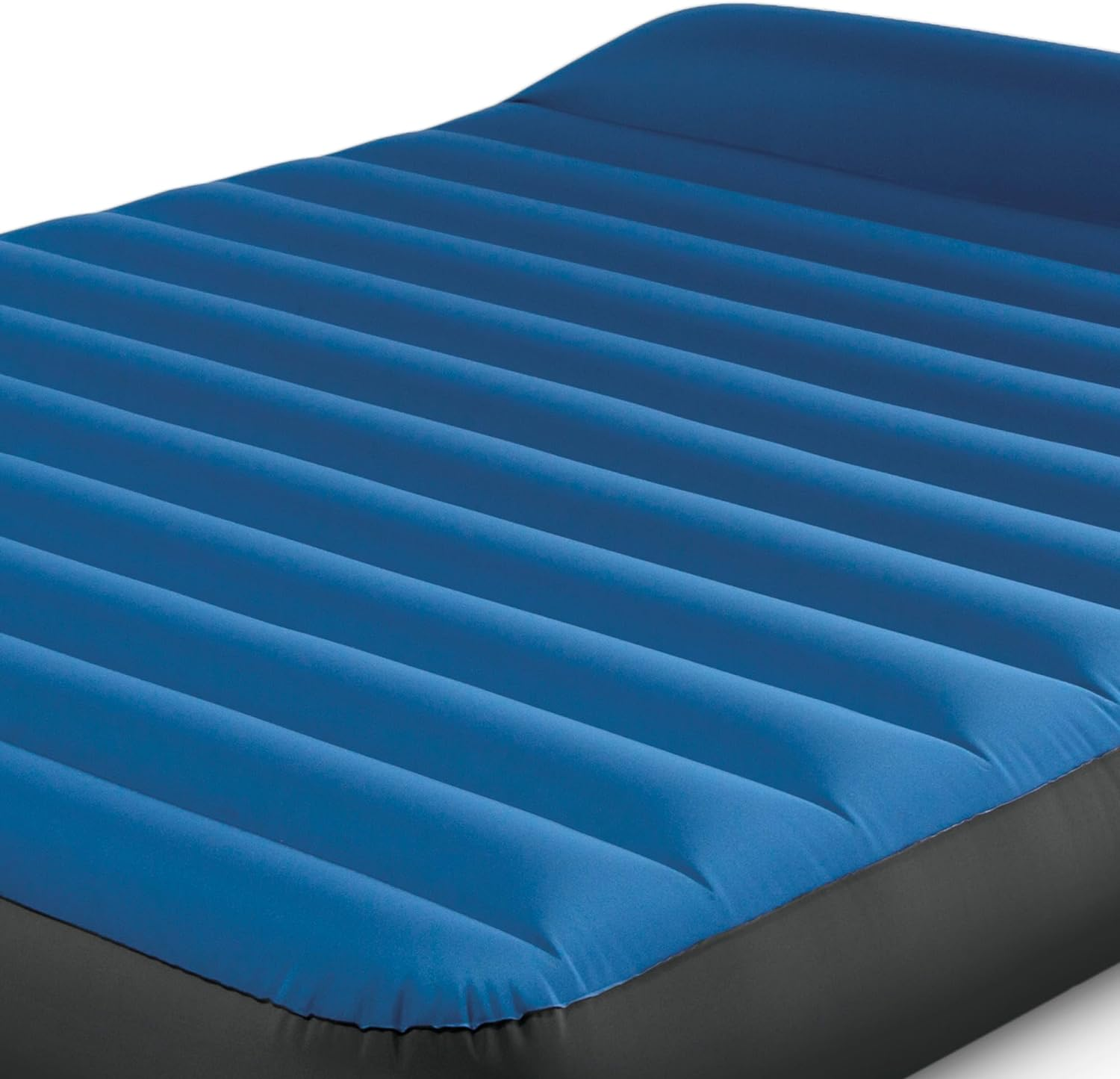 Blauwe opblaasbare matras op een zwarte basis. Het oppervlak heeft evenwijdige ribbels.