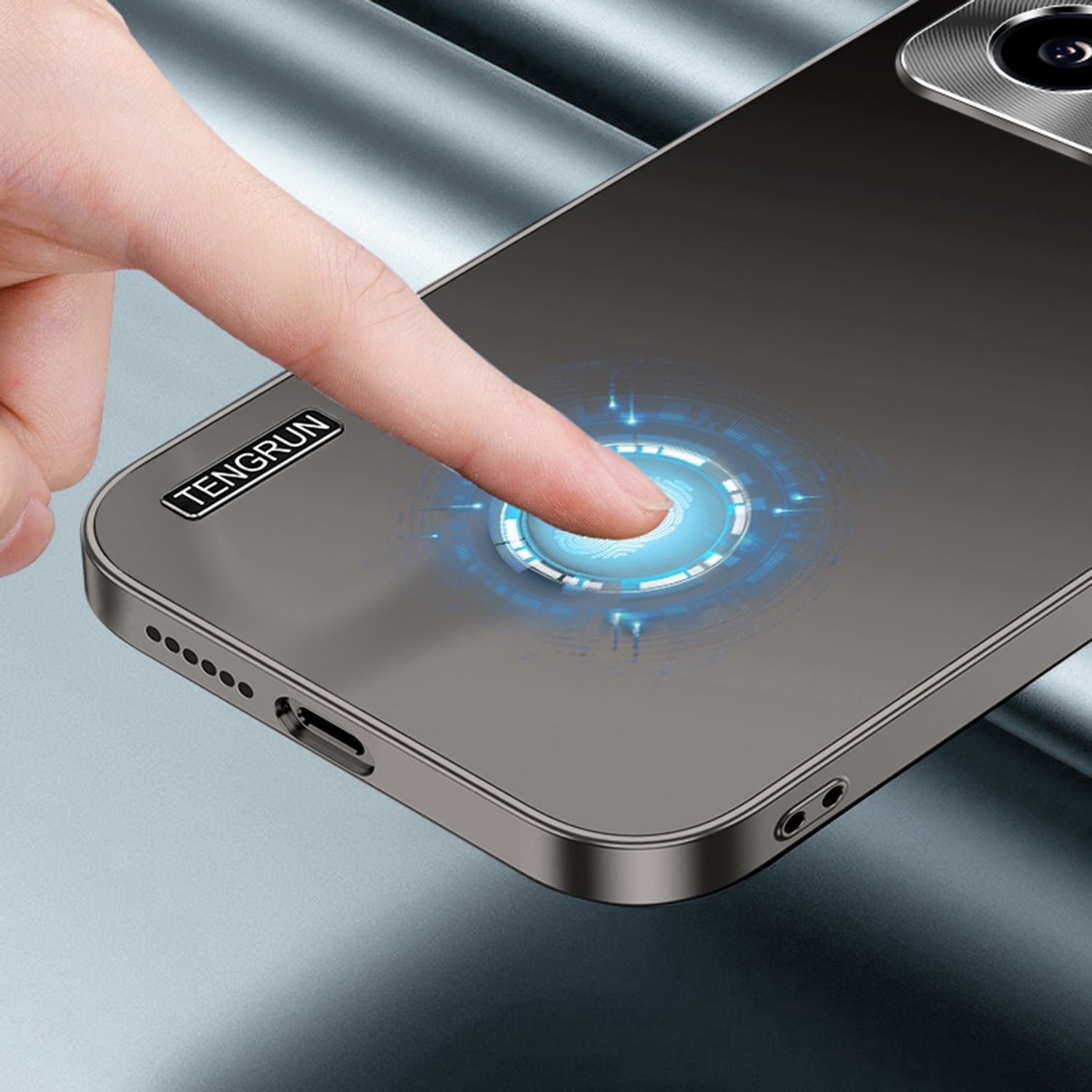 Nahaufnahme eines Telefons, bei dem eine Hand einen blau leuchtenden Fingerabdrucksensor berührt.