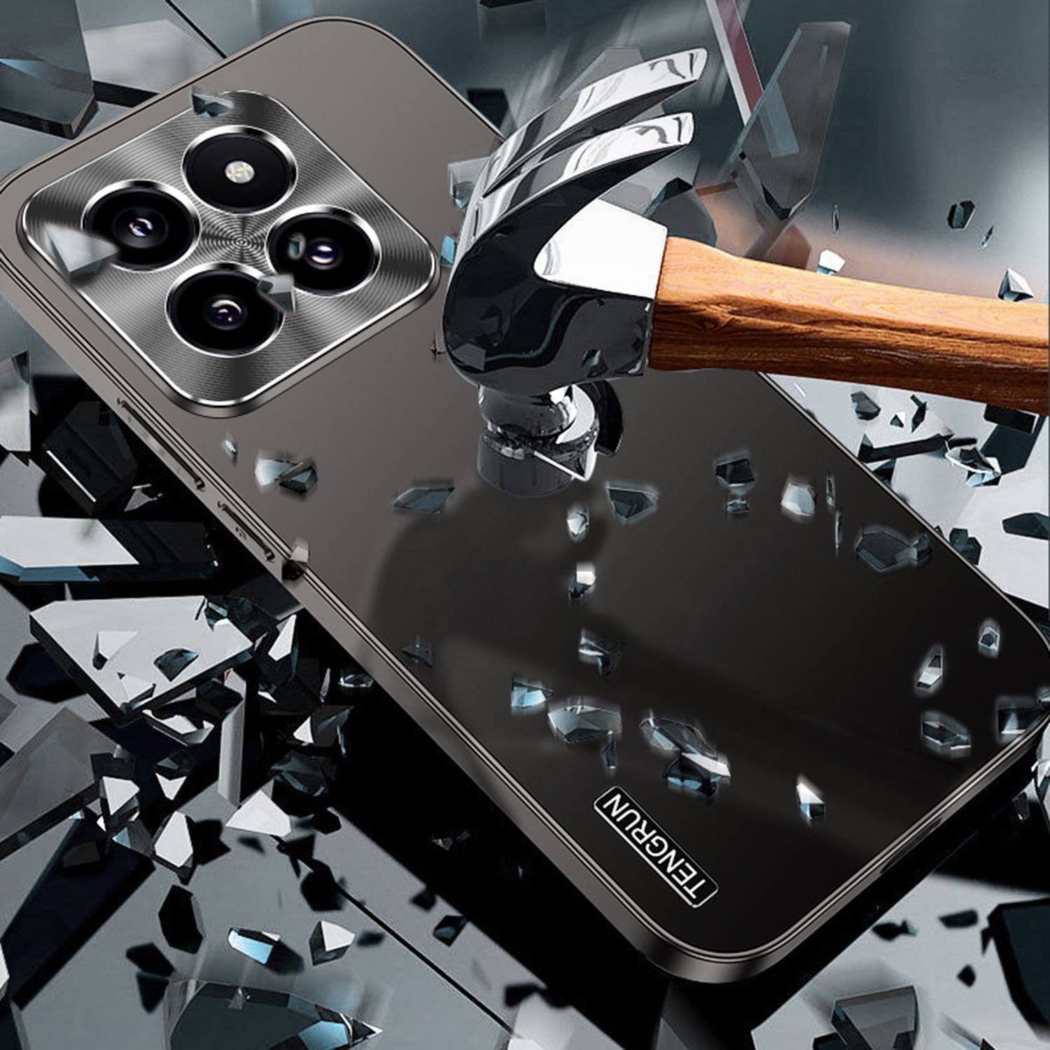 Ein schwarzes Telefon mit Spiegeloberfläche wird von einem Hammer getroffen, wodurch das Glas zersplittert.