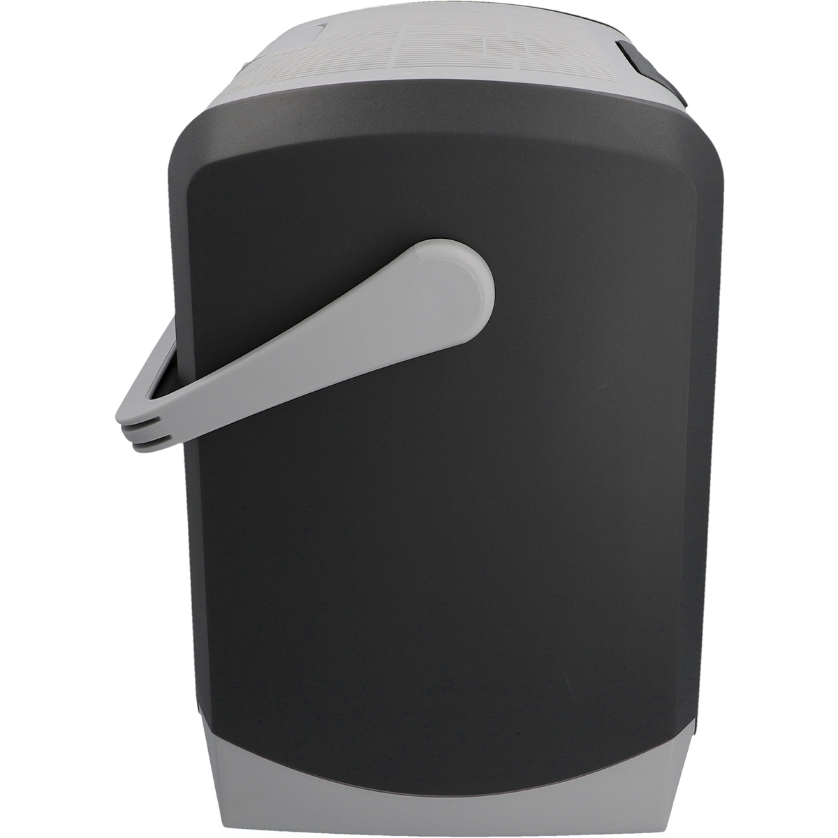 Eine schwarz-graue Kühlbox mit Griff. Sie hat eine rechteckige Form. Weißer Hintergrund.