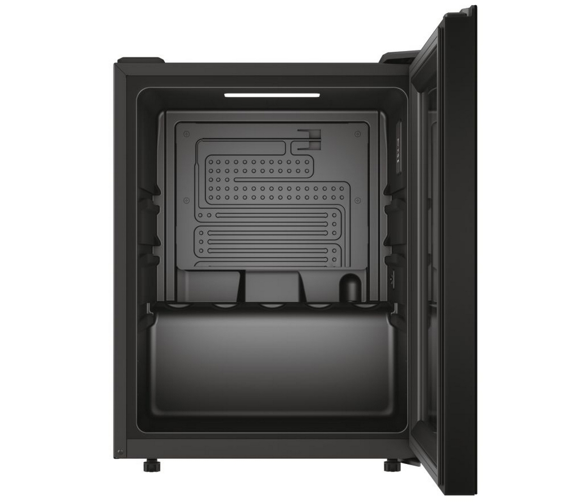 Interior de refrigerador negro. Tiene una parte trasera gris oscuro, con una estructura similar al metal.
