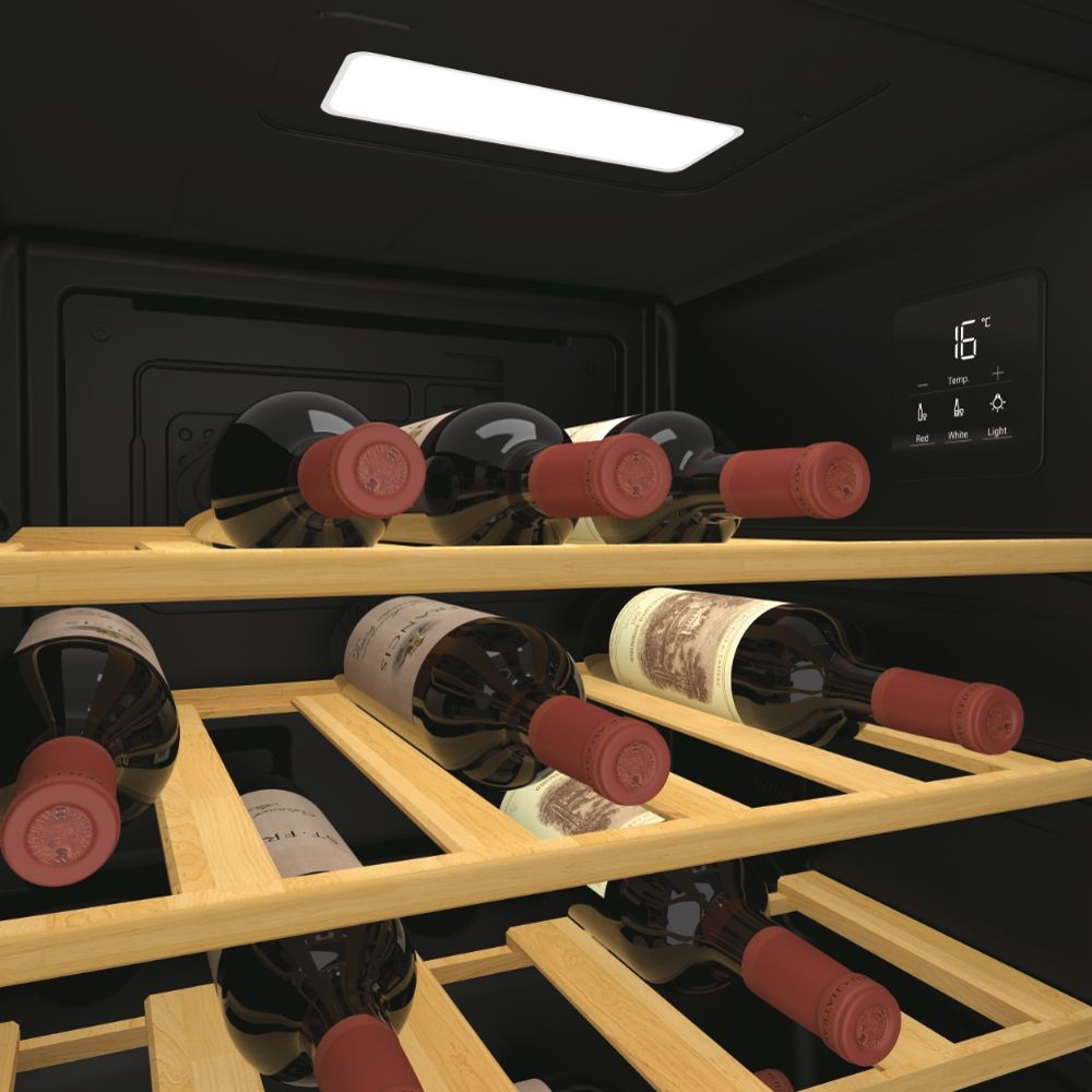Dentro de una vinoteca, varias botellas de vino están en estantes de madera.
