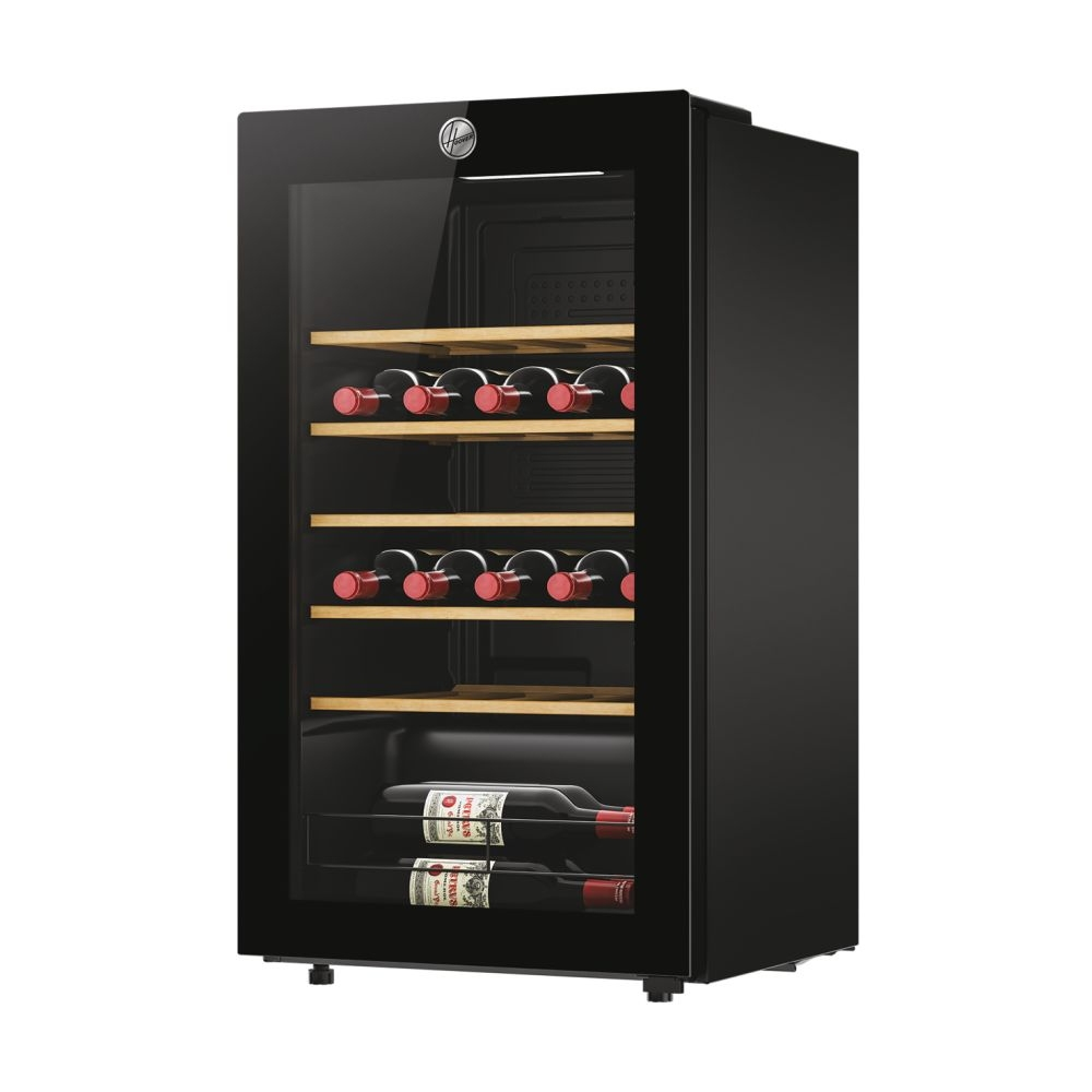 Cantinetta nera con porta in vetro, ripiani multipli e bottiglie di vino all'interno.