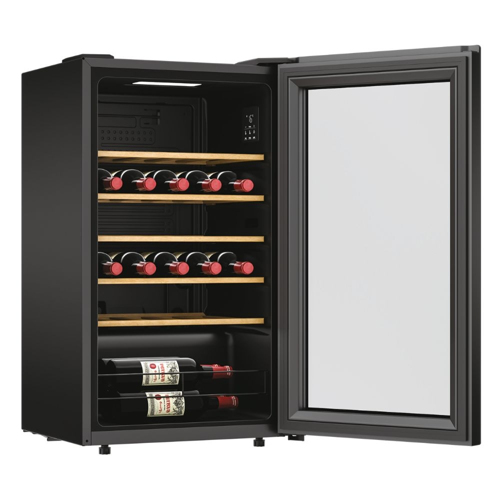 Cantinetta nera, porta aperta, molte bottiglie di vino sugli scaffali.