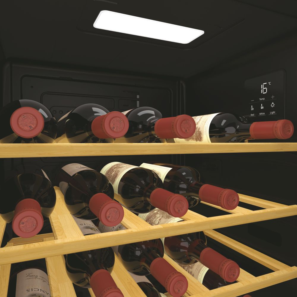 All'interno di una cantinetta. Ci sono bottiglie di vino su ripiani in legno. La luce è accesa. Lo sfondo è nero.