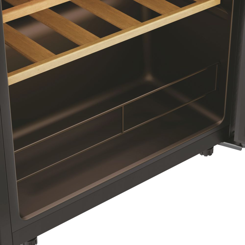 Vista interna di un refrigeratore di vino, che mostra ripiani in legno e un interno scuro con un telaio esterno nero.