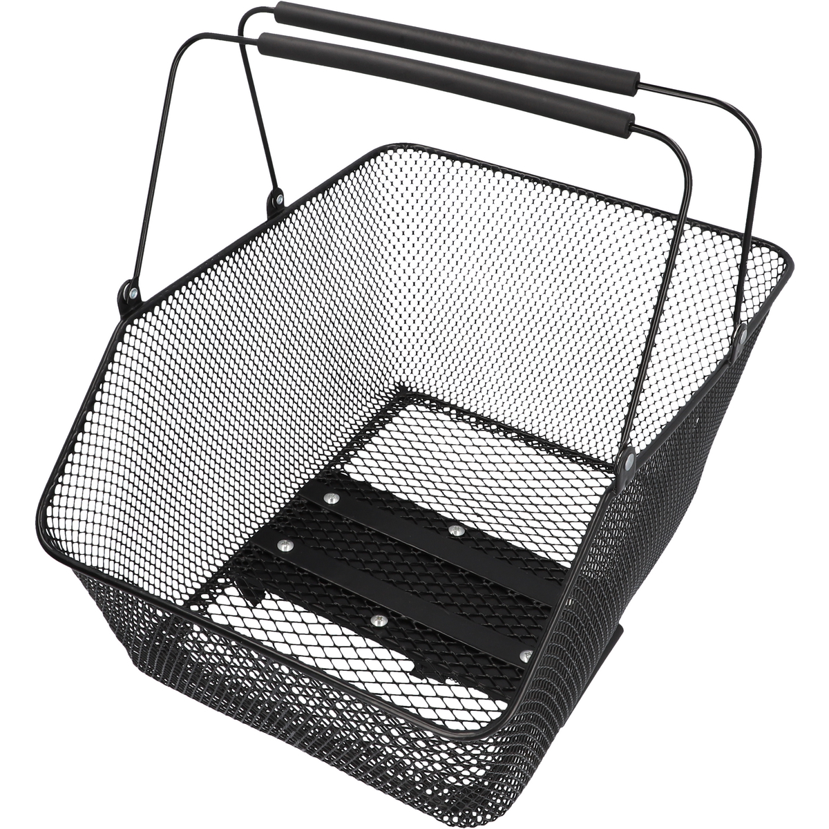 Una cesta de bicicleta de metal negro con asas, laterales de malla y una base con herrajes de montaje.