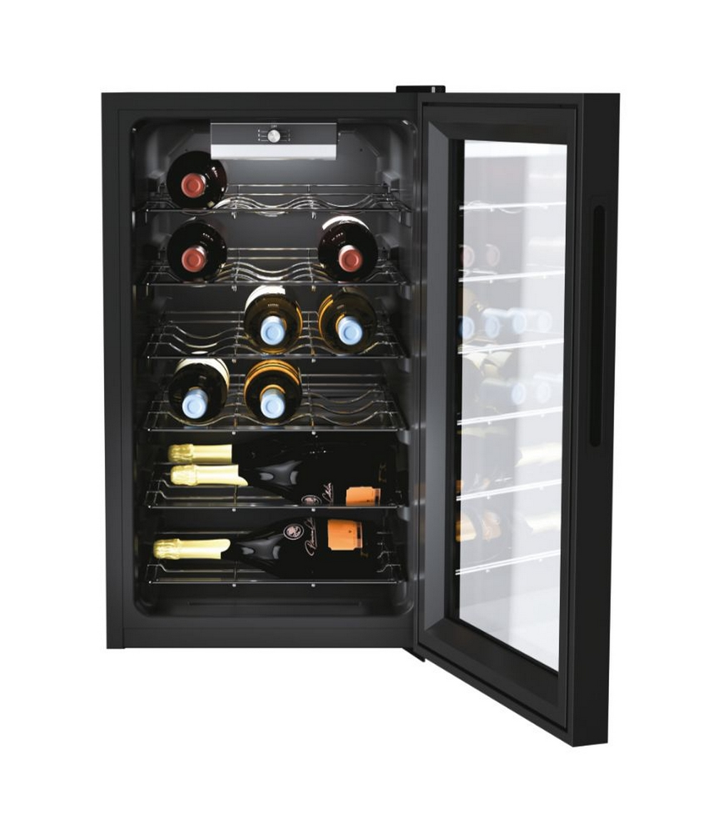 Cantinetta nera con porta in vetro aperta, che rivela bottiglie di vino sui ripiani.