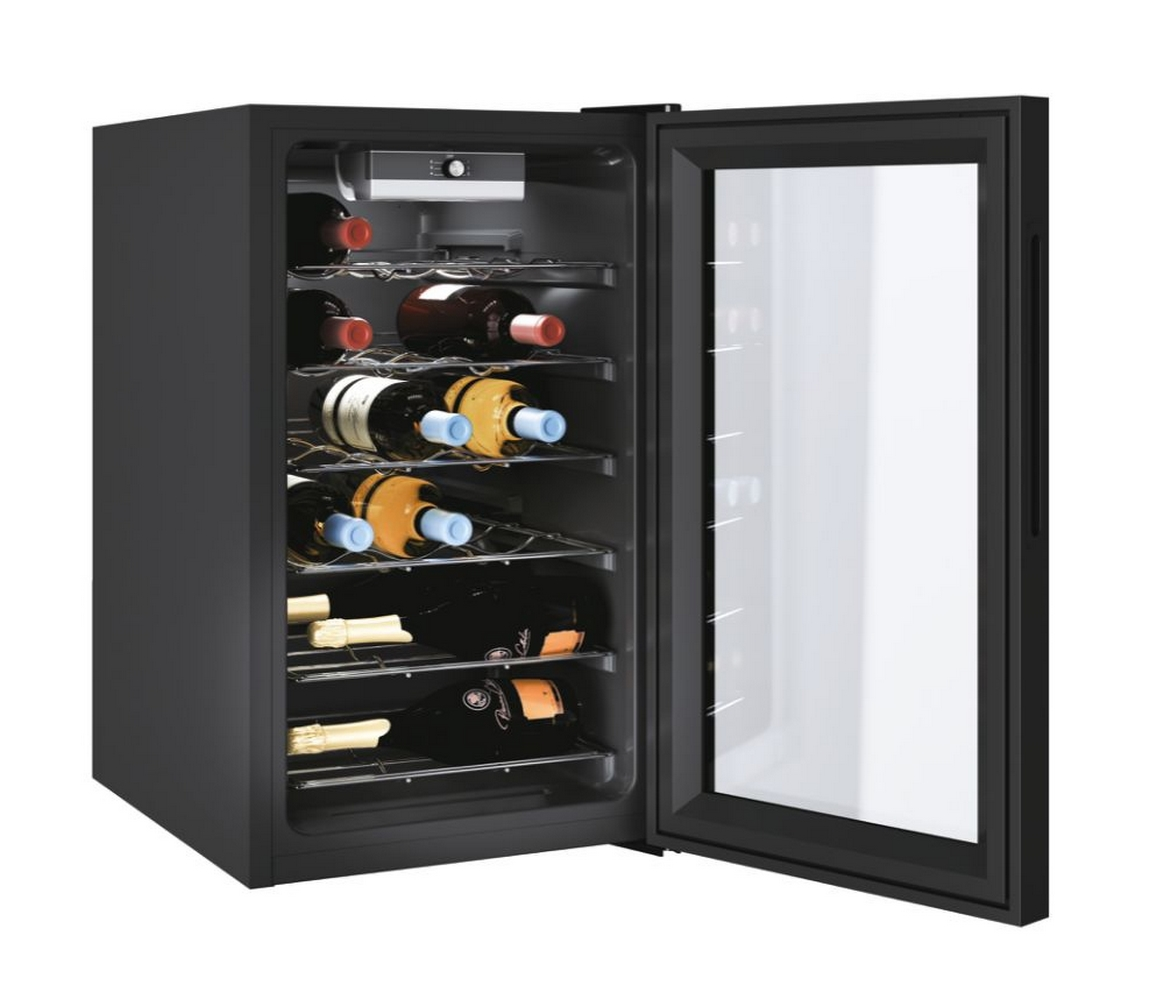 Cantinetta nera, porta aperta, bottiglie di vino all'interno, alcune dorate.