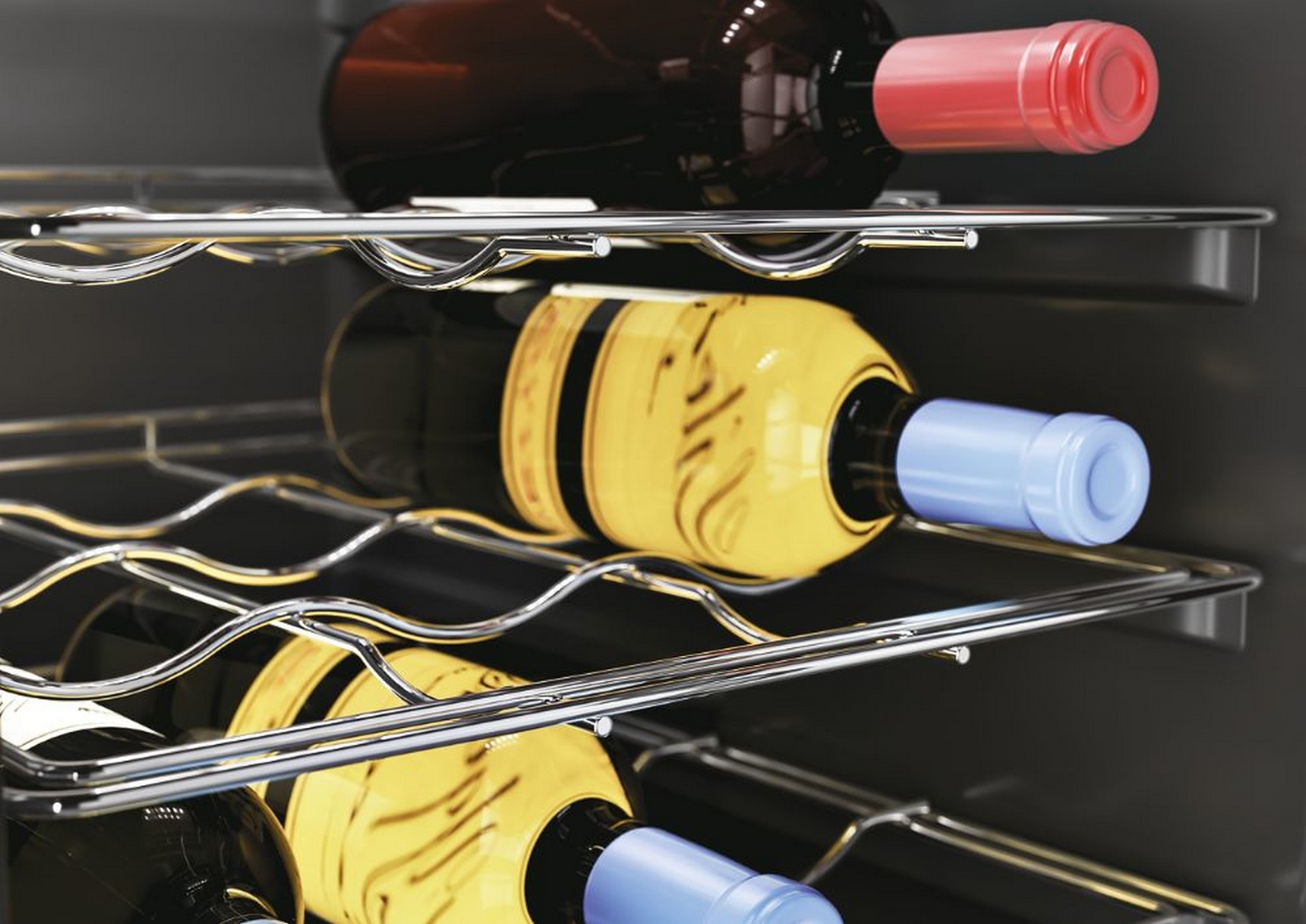 Bottiglie di vino su uno scaffale di metallo all'interno di un frigorifero. Le bottiglie hanno etichette e tappi di colori diversi.