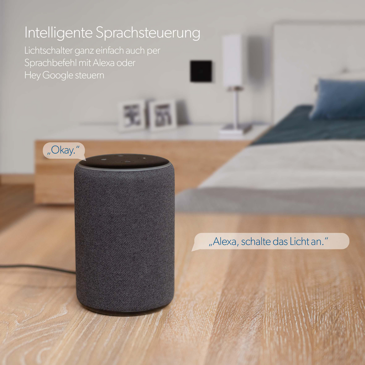 Ein intelligenter Lautsprecher mit Textblasen vor einem Raum mit Bett und Holzboden.