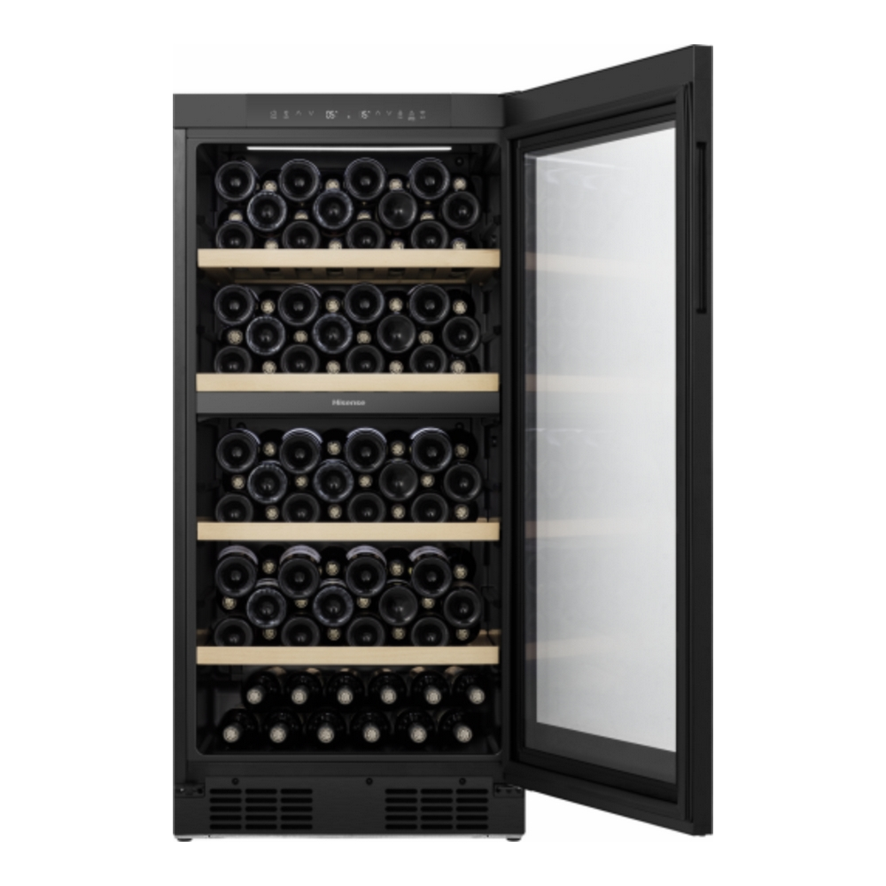Frigorifero per vino nero, porta aperta, bottiglie su ripiani in legno.