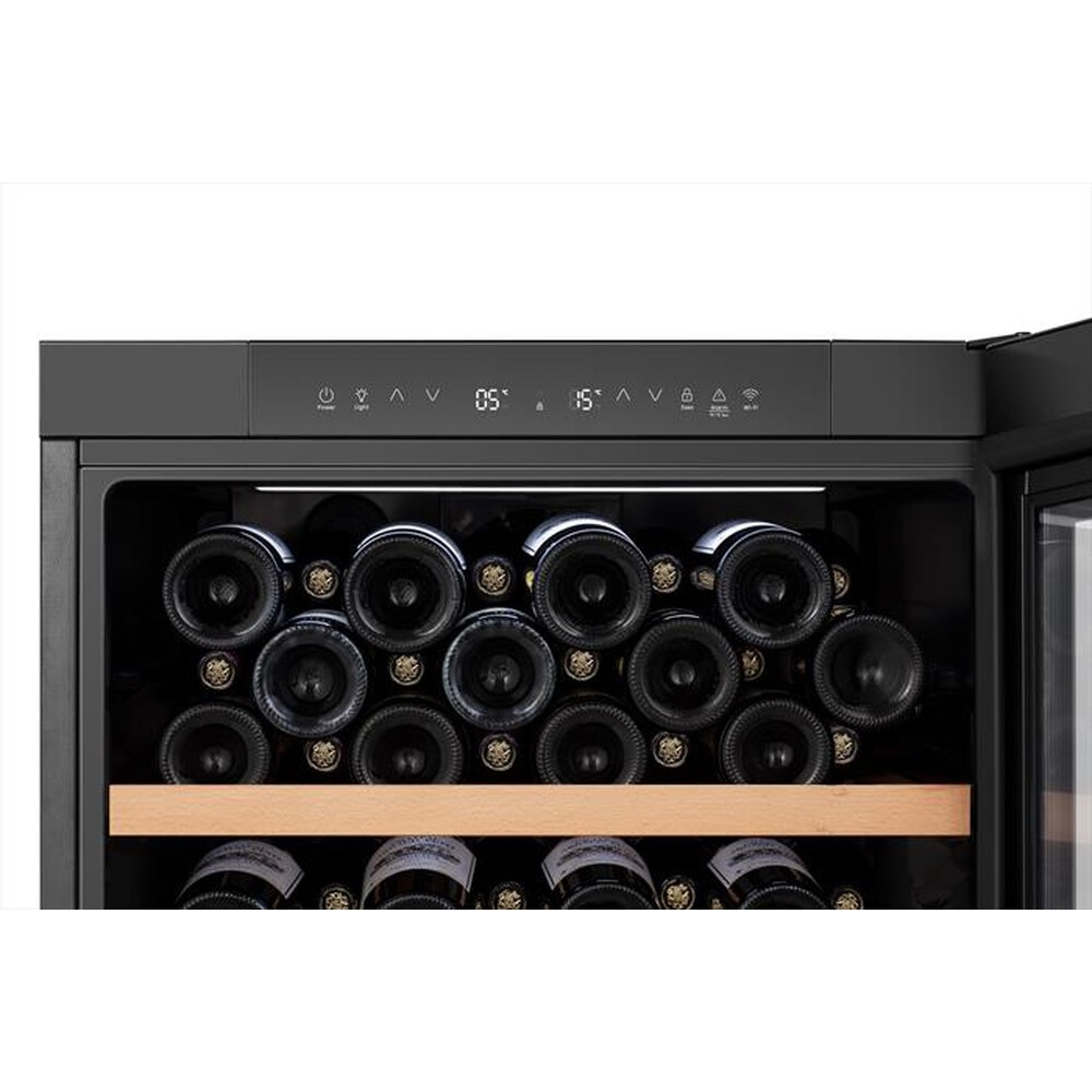 Interno di una cantinetta con bottiglie di vino in file. Display digitale in alto. Porta nera.
