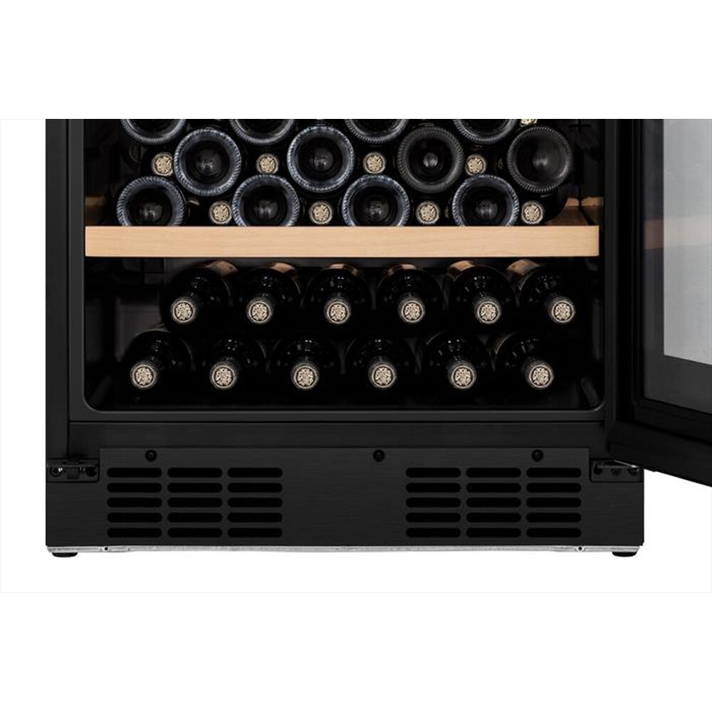 Interno di una cantinetta, pieno di bottiglie di vino su ripiani in legno.