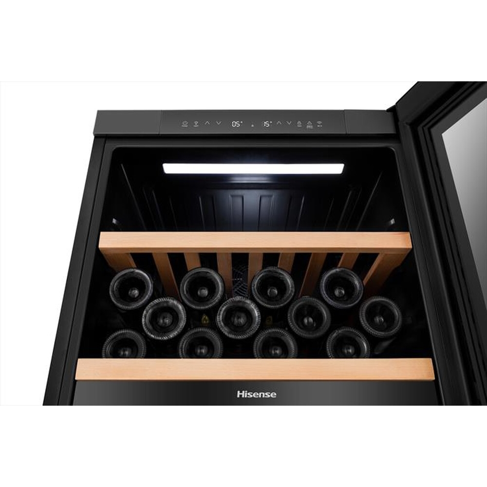 Una cantinetta Hisense. Ci sono molte bottiglie di vino su ripiani in legno. Lo sfondo è nero.
