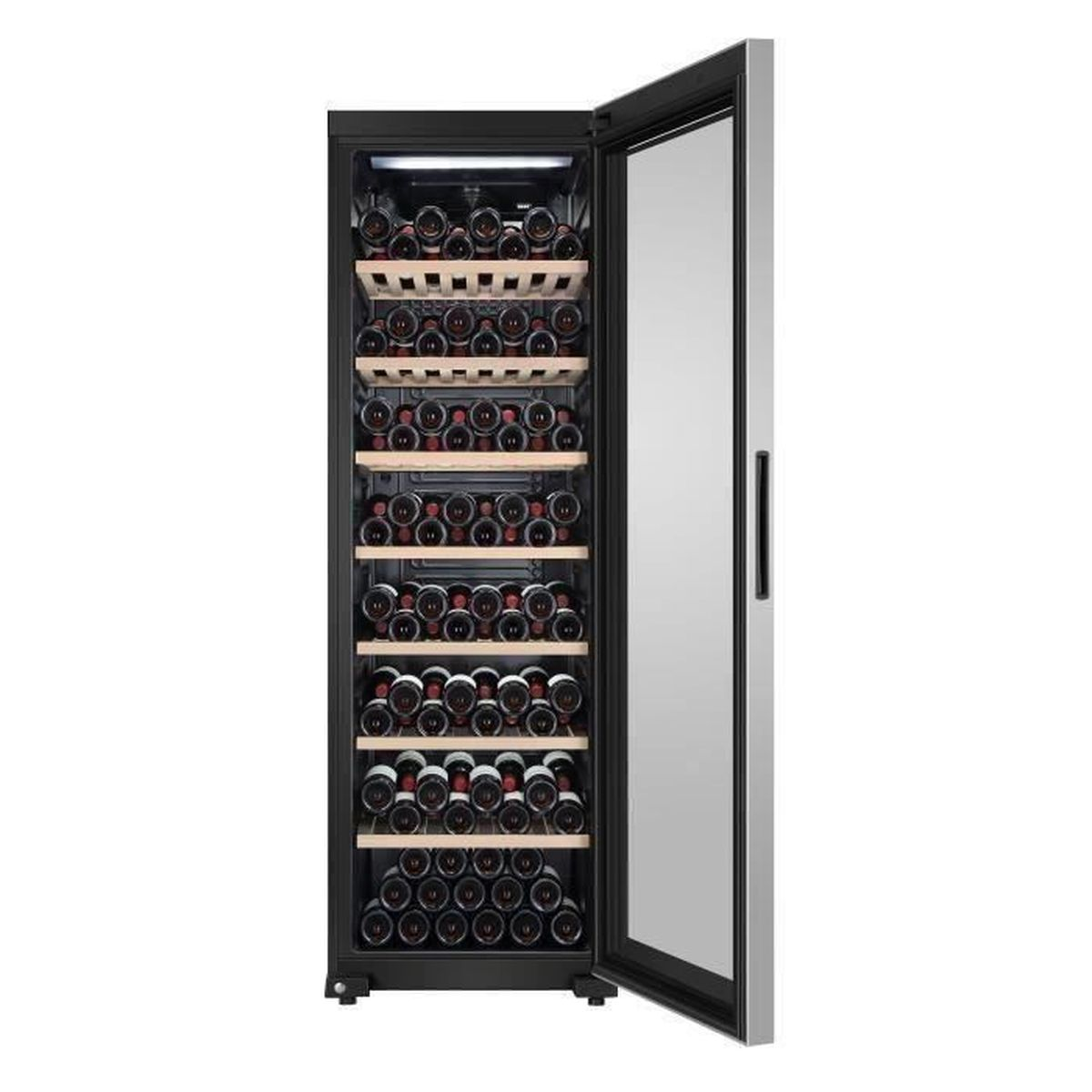 Una vinoteca alta con la puerta abierta. Está llena de botellas de vino en estantes de madera. Fondo blanco.