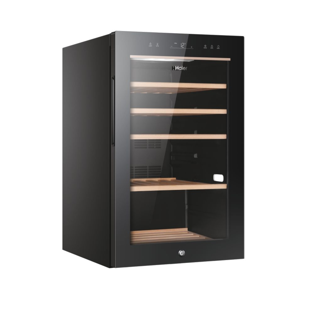 Zwarte Haier wijnkoeler, glazen deur, houten planken, leeg, modern design.