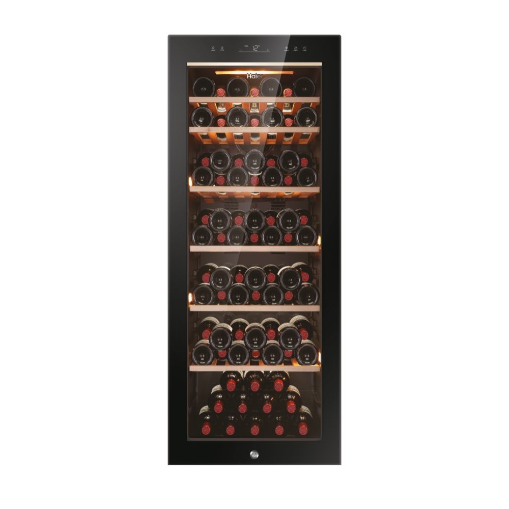 Una vinoteca Haier, llena de botellas de vino, mostrando la temperatura.