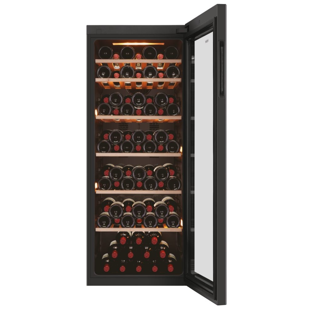 Enfriador de vino negro con puerta abierta, botellas en estantes de madera.