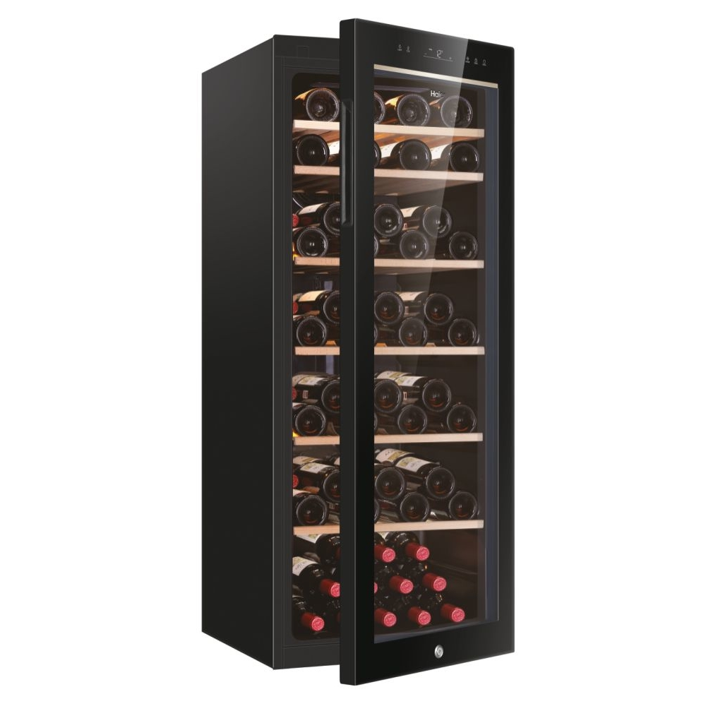 Una vinoteca negra con la puerta abierta, mostrando botellas de vino en estantes de madera en el interior.