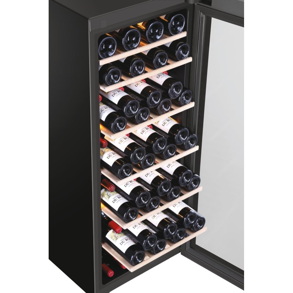 Las botellas de vino se almacenan en una vinoteca en estantes de madera.
