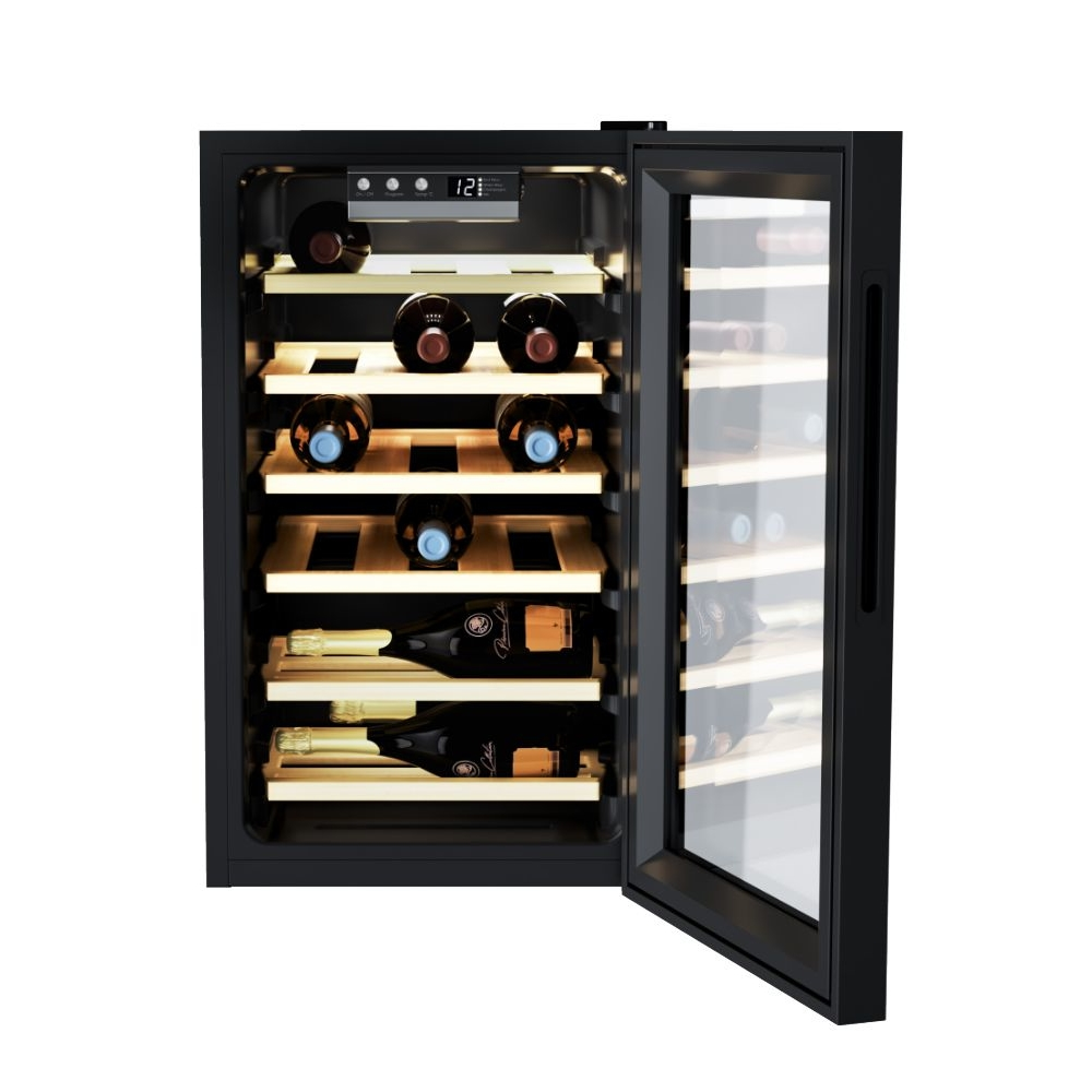 Una cantinetta con bottiglie di vino dentro, porta aperta, mostra il pannello.