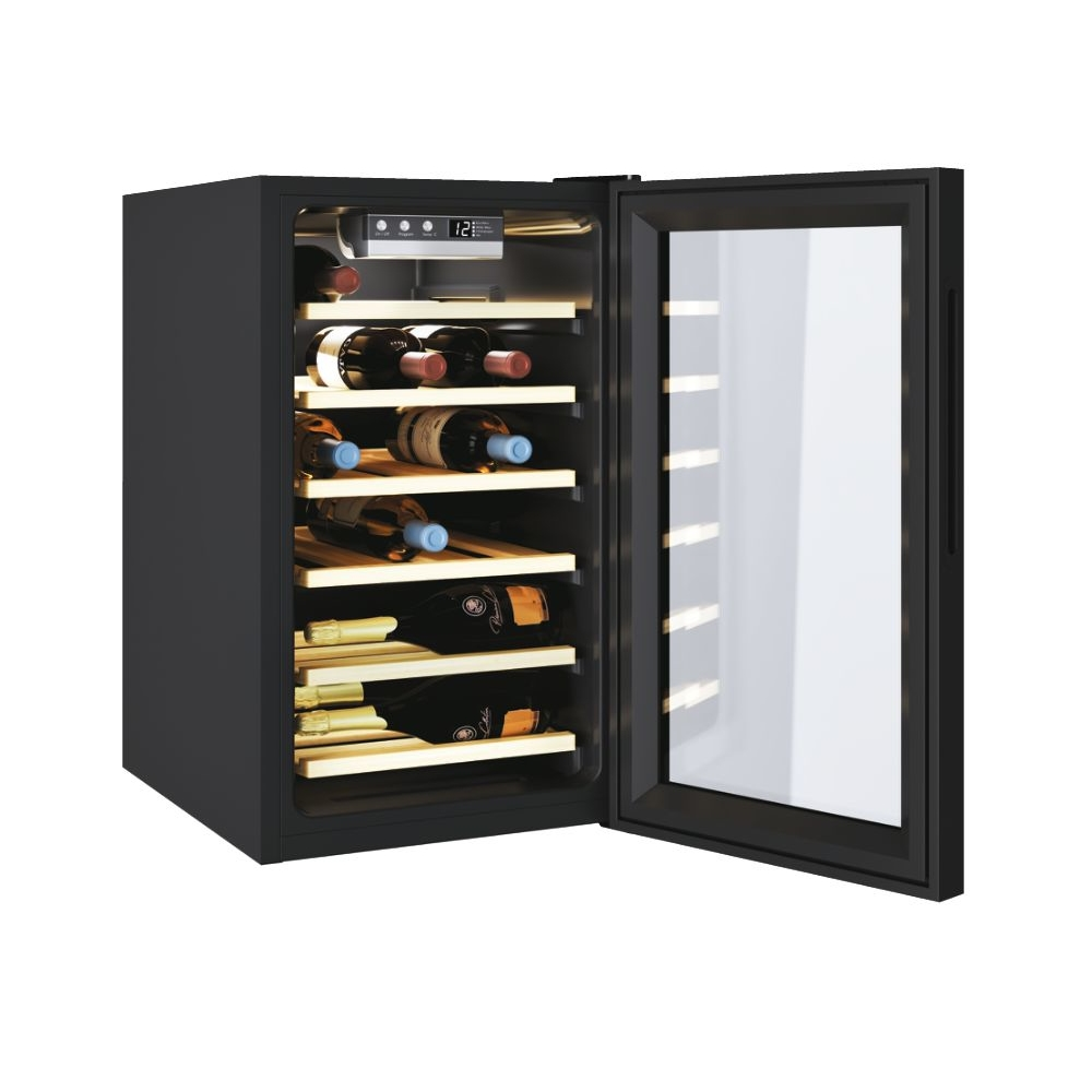 Frigorifero per vini nero con porta aperta, che mostra bottiglie sugli scaffali.