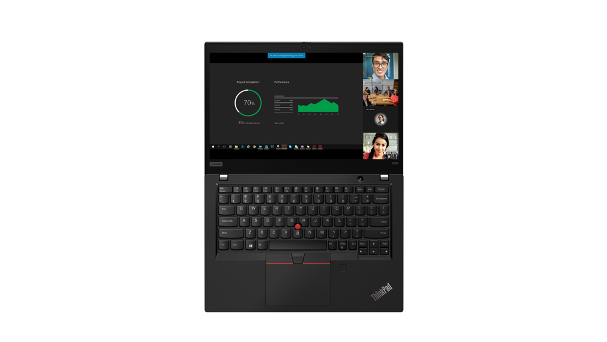 Draufsicht auf einen schwarzen Laptop, der eine Videokonferenz auf dem Bildschirm zeigt.
