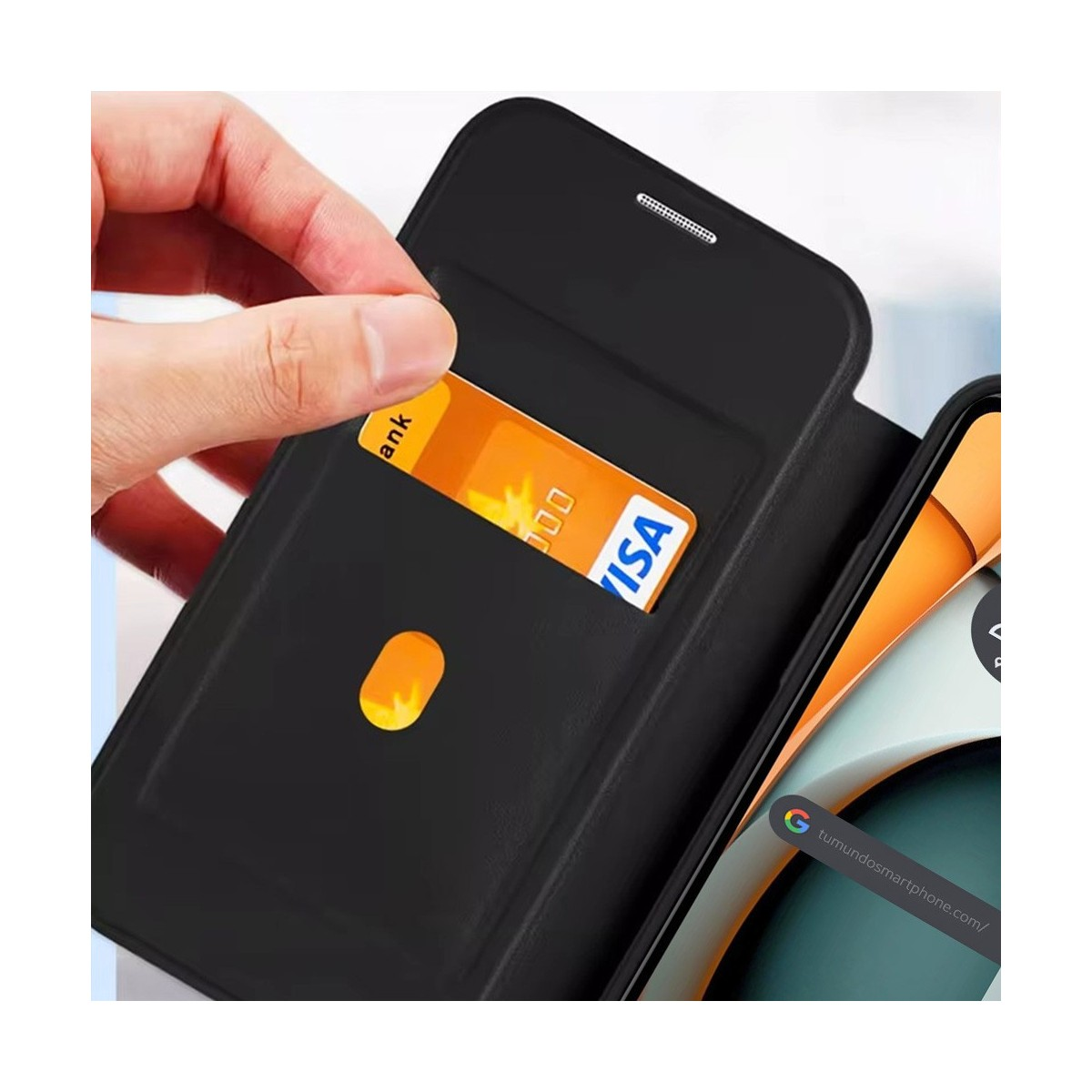 Mano che tiene una carta di credito e la mette in una custodia.