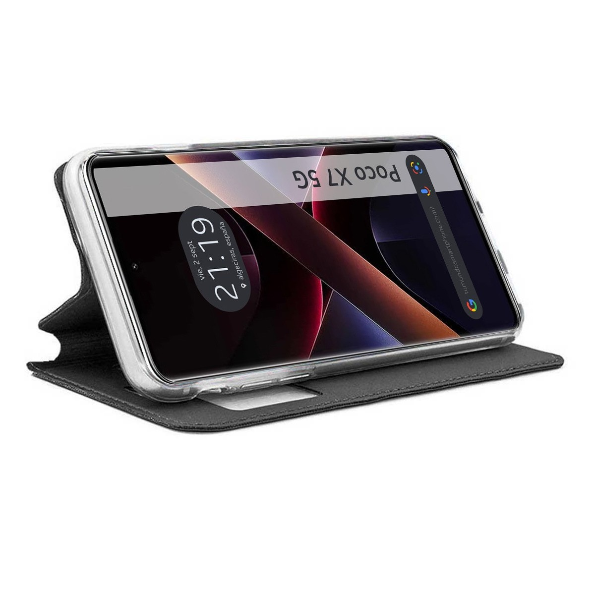 Un telefono con lo schermo acceso, che mostra l'ora e il testo Poco X7 5G, in una custodia nera.