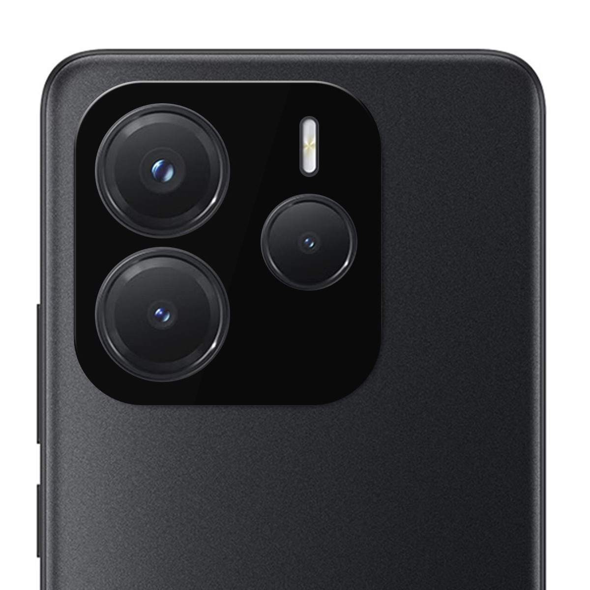 Primer plano del módulo de cámara de un teléfono negro con tres lentes y un flash.