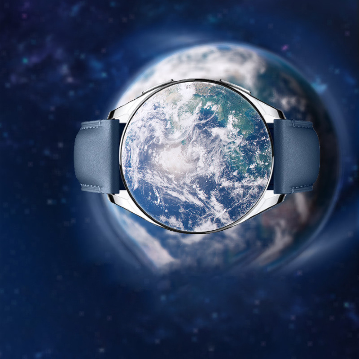 Eine Smartwatch mit blauem Armband zeigt die Erde. Der Hintergrund ist ein dunkelblauer Sternenhimmel.