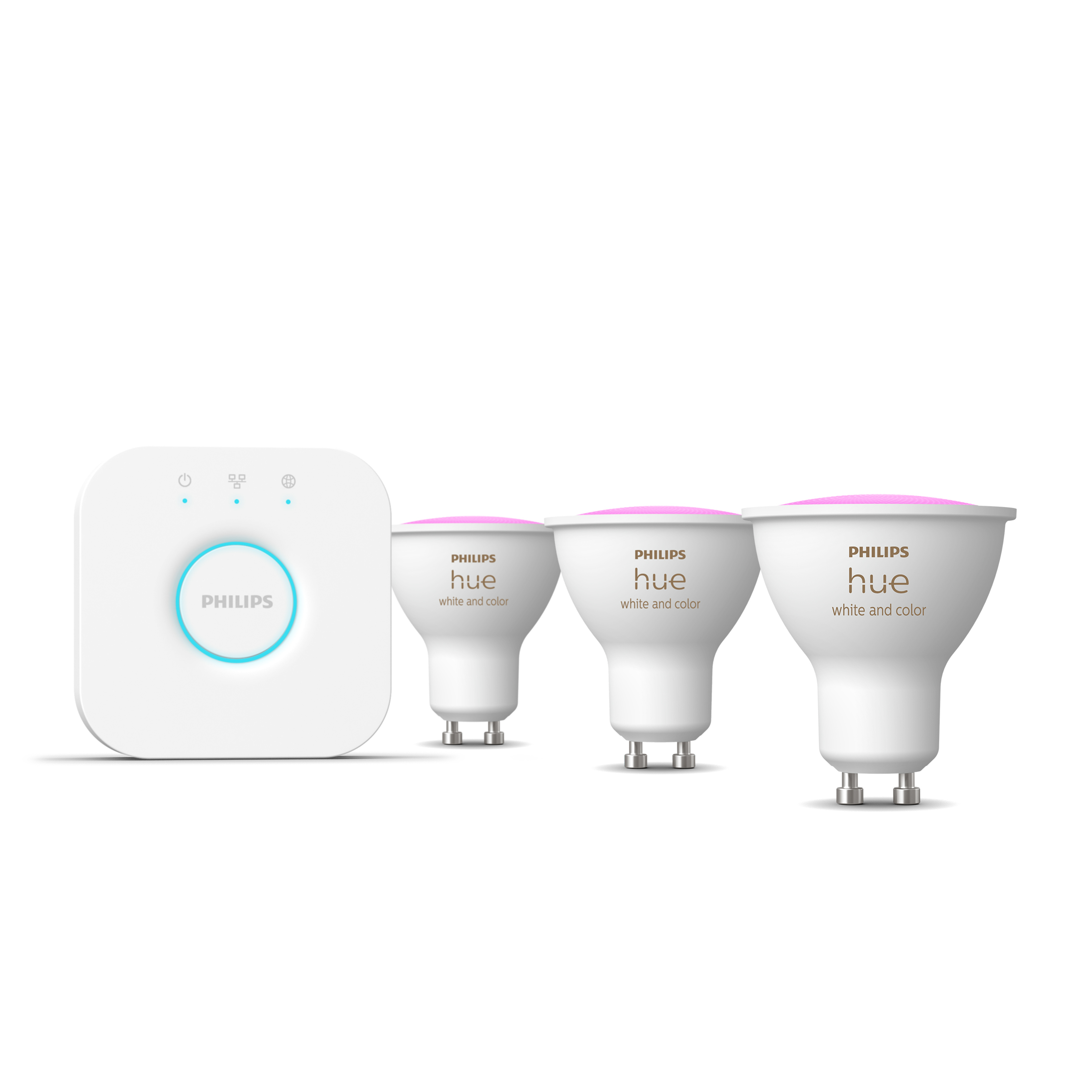 Weißer Philips Hue Hub und drei weiße Hue-Glühbirnen mit rosa Oberteilen, vor weißem Hintergrund.