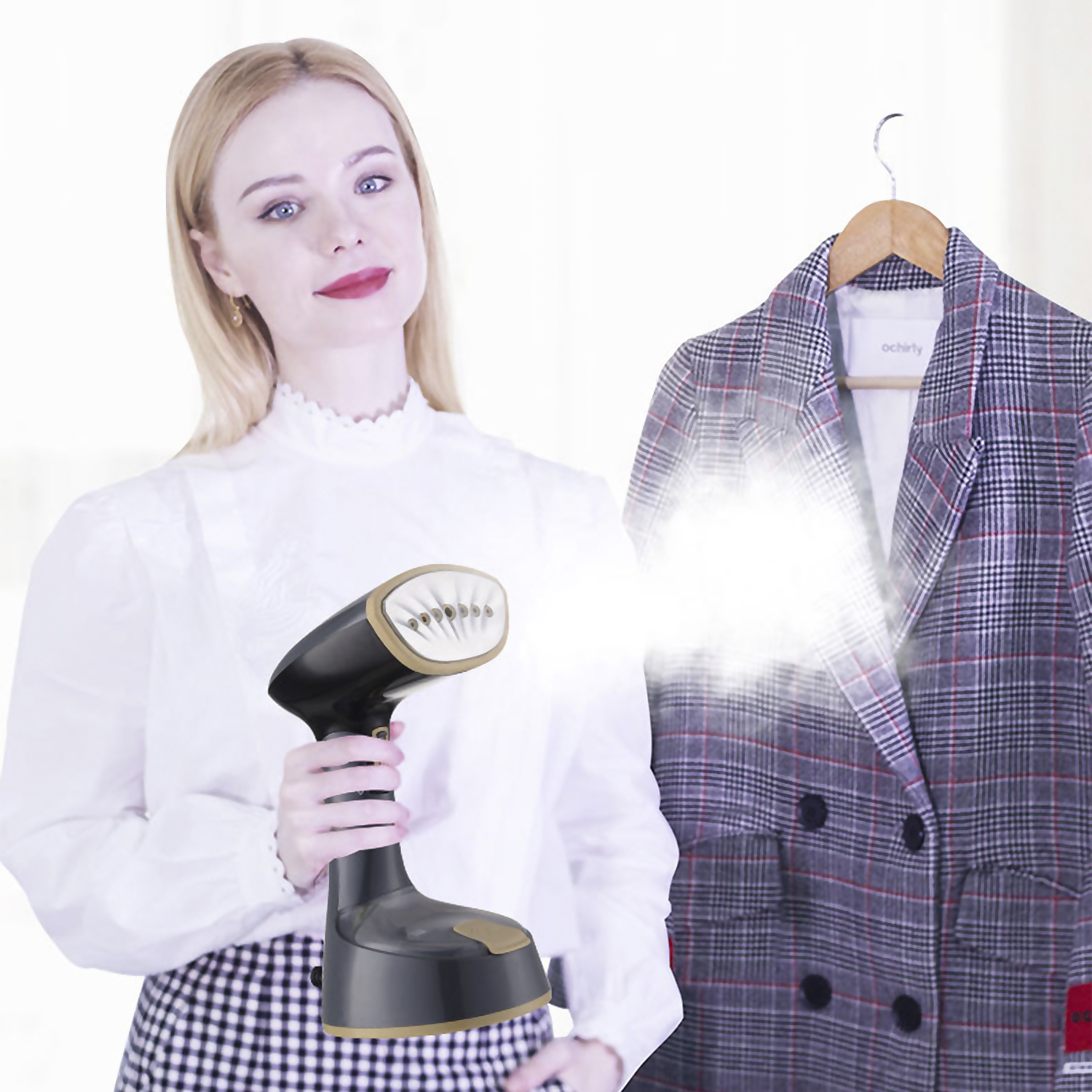 Frau, die eine karierte Jacke mit einem schwarzen Handdampfer dämpft. Weißer Hintergrund.