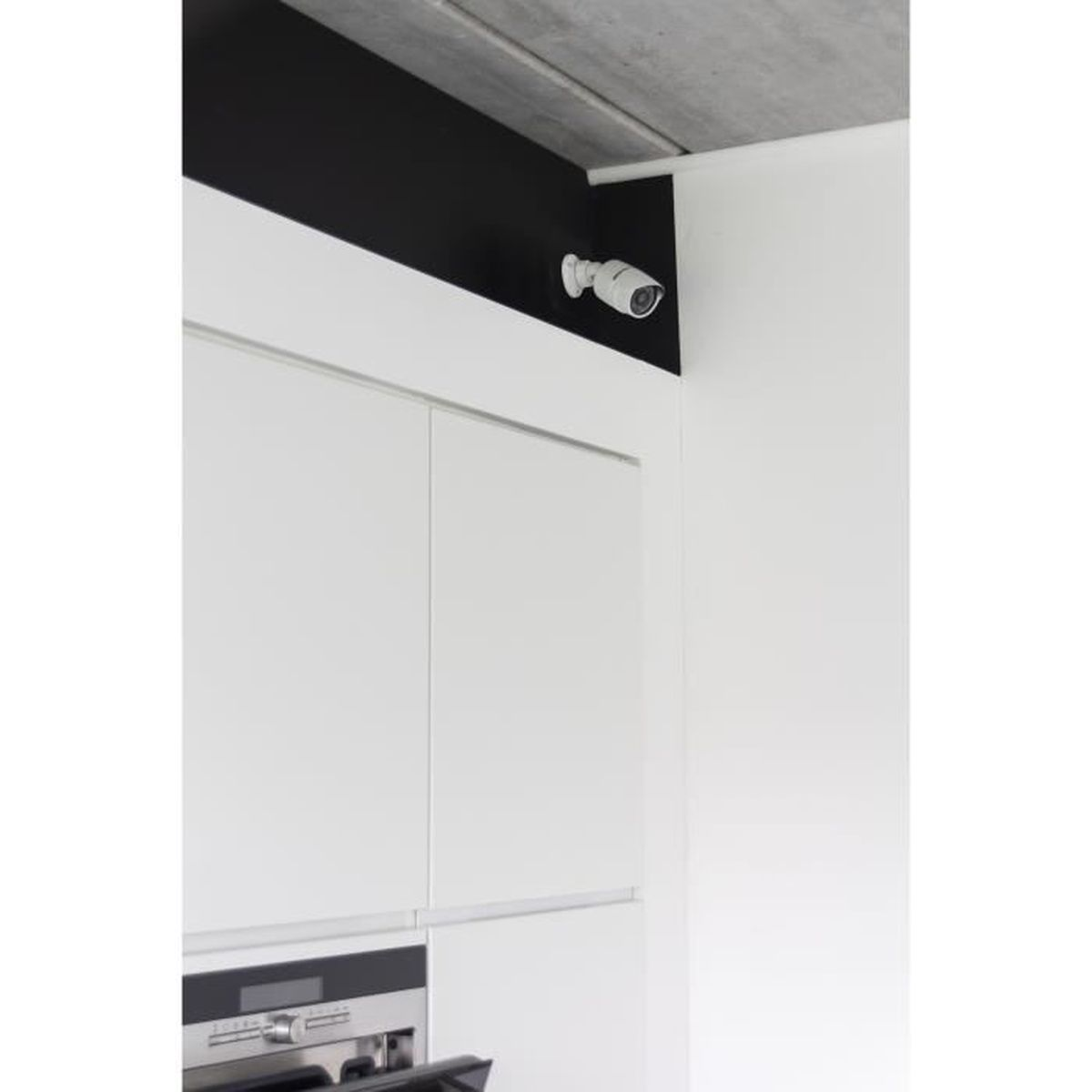 Telecamera di sicurezza montata su una parete bianca e un soffitto nero. La telecamera è bianca. Stile minimalista.