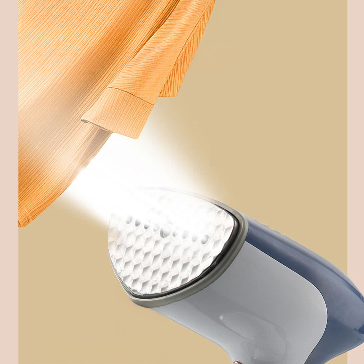 Primer plano de un vaporizador emitiendo vapor. El objeto es naranja y blanco.