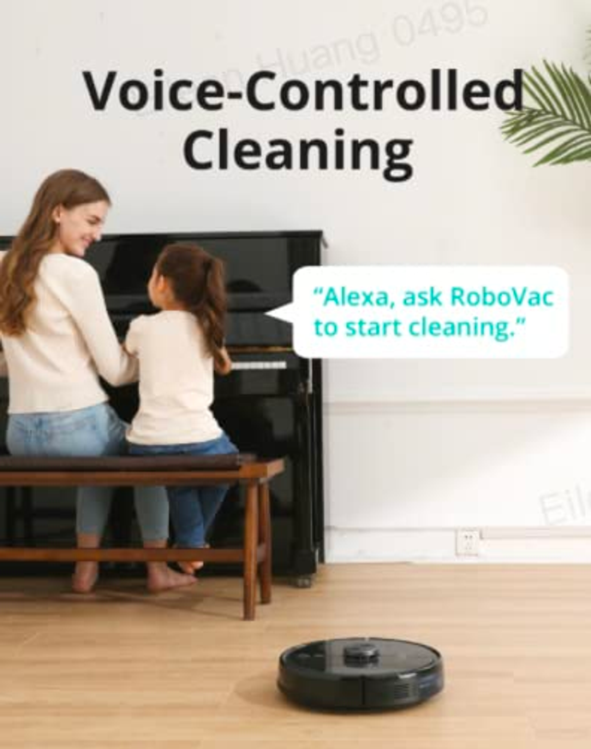 Una madre e una figlia suonano il piano, un aspirapolvere robot nero pulisce il pavimento.